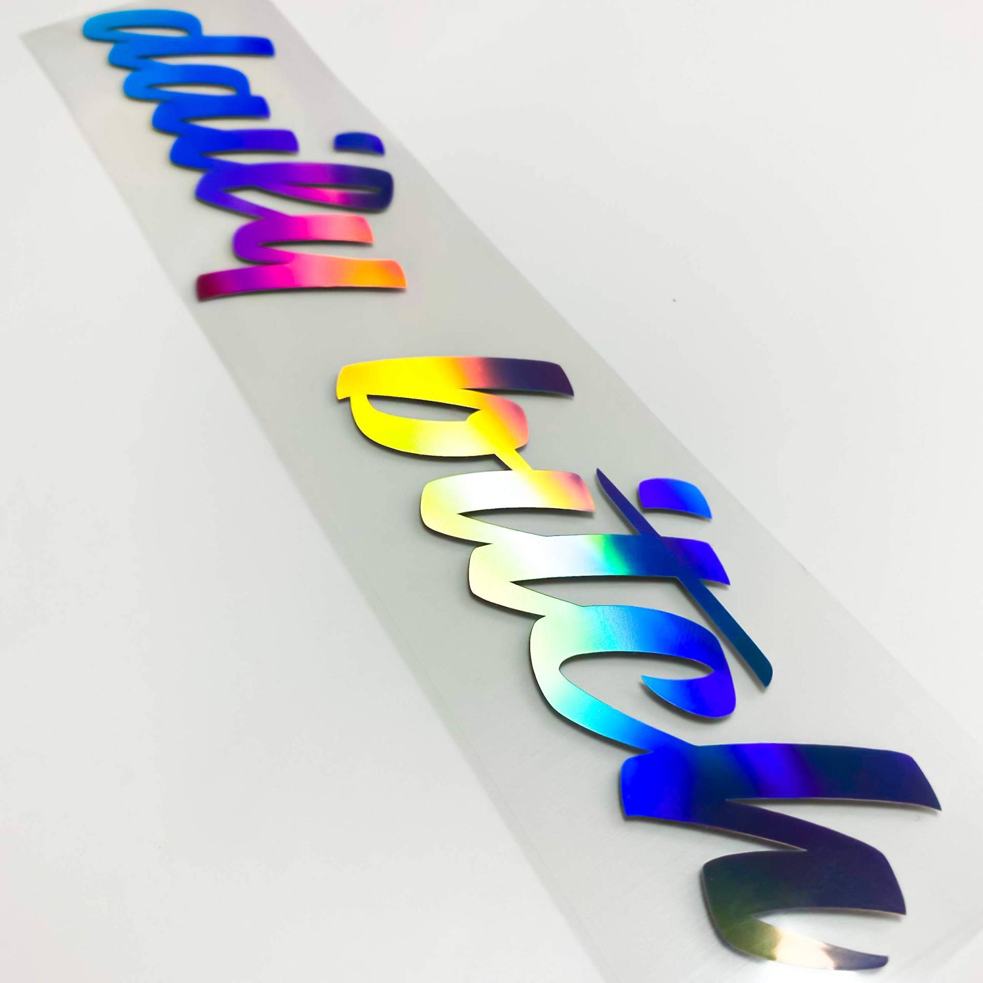 Schriftzug Aufkleber Daily Bitch 55cm Oilslick Autoaufkleber Hologramm Tuningsticker Regenbogenfarben Sticker Schimmernd Frontscheibe Heckscheibe Seitenschweller Reflektierend 3D Effekt von 1A Style Sticker