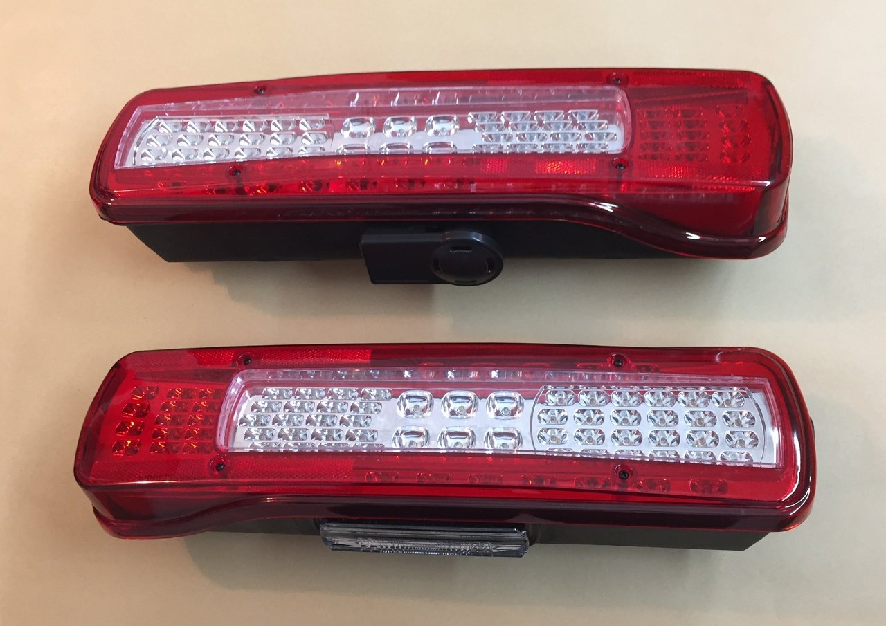 2x LED Rücklicht für Euro-6 VolvoFH FM 2012 >, links mit Rückseite Signalgeber + rechte Licht mit Kennzeichenbeleuchtung OEM ersetzen 20565103 20565106 von 24/7Auto