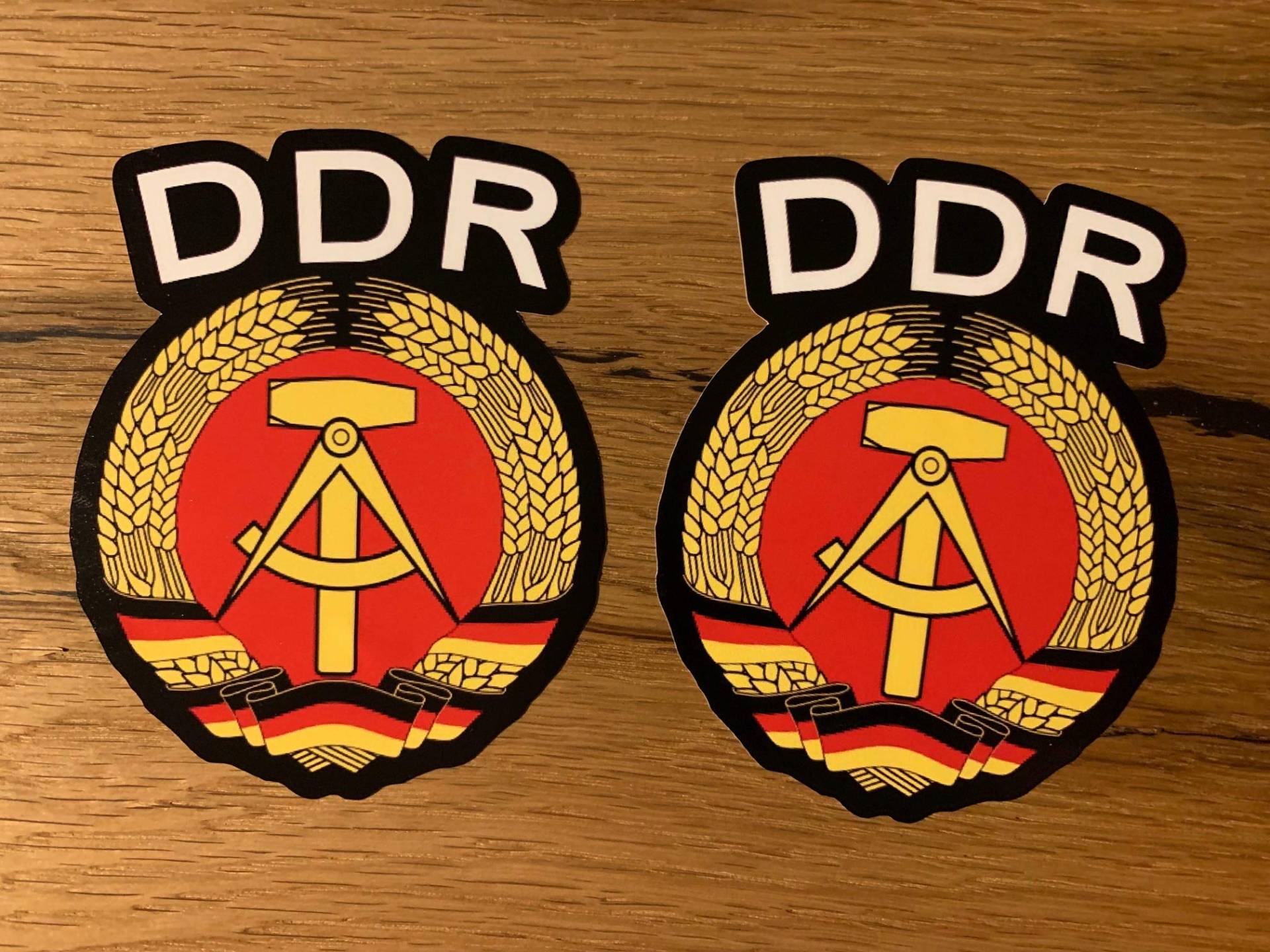 24/7stickers #766 / 2X DDR Aufkleber je 10 x 8 cm VEB Wappen Emblem Oldtimer Retro Vintage Osten für Trabant Barkas GAZ UAZ Lada Niva Simson Schwalbe usw. 24/7stickers #766 / 2X DDR Aufkleber je 10 x 8 cm VEB Wappen Emblem Oldtimer Retro Vintage Osten für Trabant Barkas GAZ UAZ Lada Niva Simson Schwalbe usw. von 24/7stickers