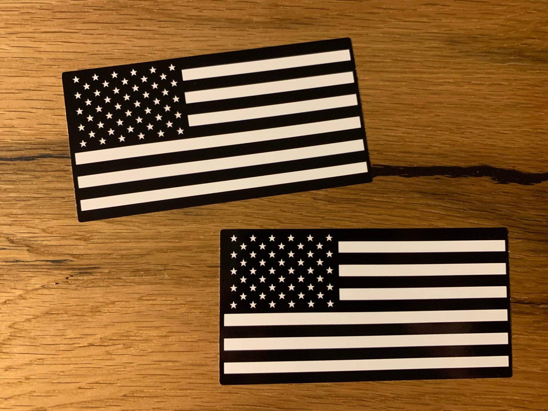 MG396 / 2X USA Flagge Black 11x5,5cm V8 Hot Rod Sticker Muscle Car Oldtimer Auto Motorrad Biker Chopper Custom Dark MG396 / 2X USA Flagge Black 11x5,5cm V8 Hot Rod Sticker Muscle Car Oldtimer Auto Motorrad Biker Chopper Custom Dark von 24/7stickers