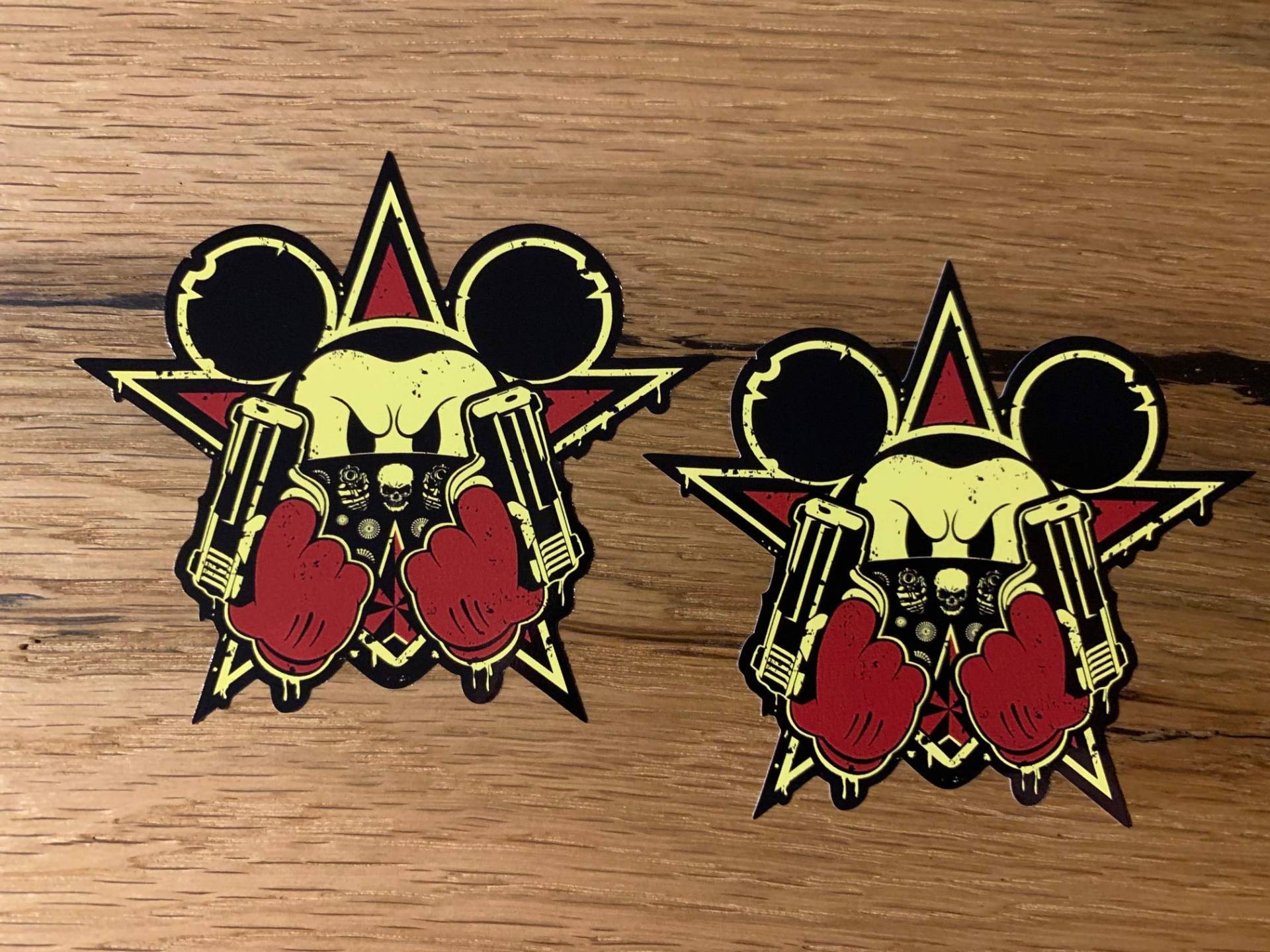 MG398 / 2X Bad Mickey Guns Aufkleber 8,5x8cm Sticker Oldschool Vintage Auto Motorrad Hot Rod USA V8 V6 Turbo Biker MG398 / 2X Bad Mickey Guns Aufkleber 8,5x8cm Sticker Oldschool Vintage Auto Motorrad Hot Rod USA V8 V6 Turbo Biker von 24/7stickers