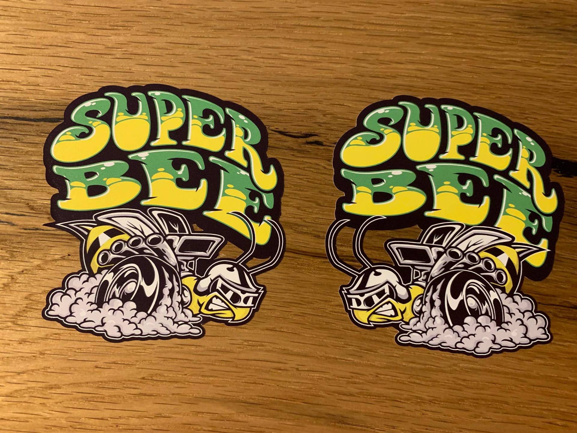 MG412 / 2X Aufkleber Super Bee je ca. 9 x 8,5 cm Hot Rod Tuning Sticker Racing Old School Vintage Retro Style Rockabilly USA V8 Big Block Sticker MG412 / 2X Aufkleber Super Bee je ca. 9 x 8,5 cm Hot Rod Tuning Sticker Racing Old School Vintage Retro Style Rockabilly USA V8 Big Block Sticker von 24/7stickers