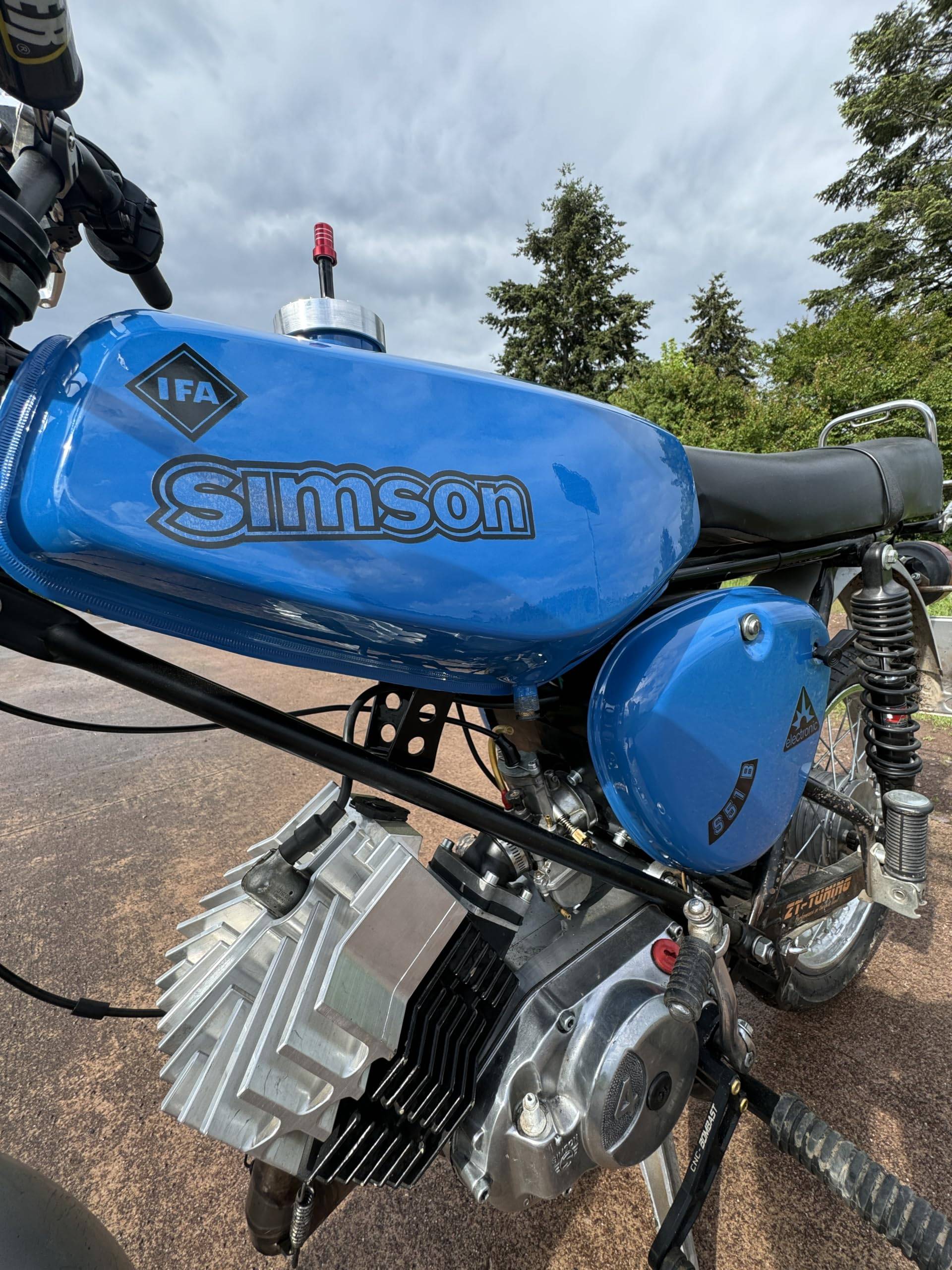 Transparente Simson S51B Aufkleber IFA Electronic Tank Seitendeckel Hell Premium Transparente Simson S51B Aufkleber IFA Electronic Tank Seitendeckel Hell Premium von 2taktshop
