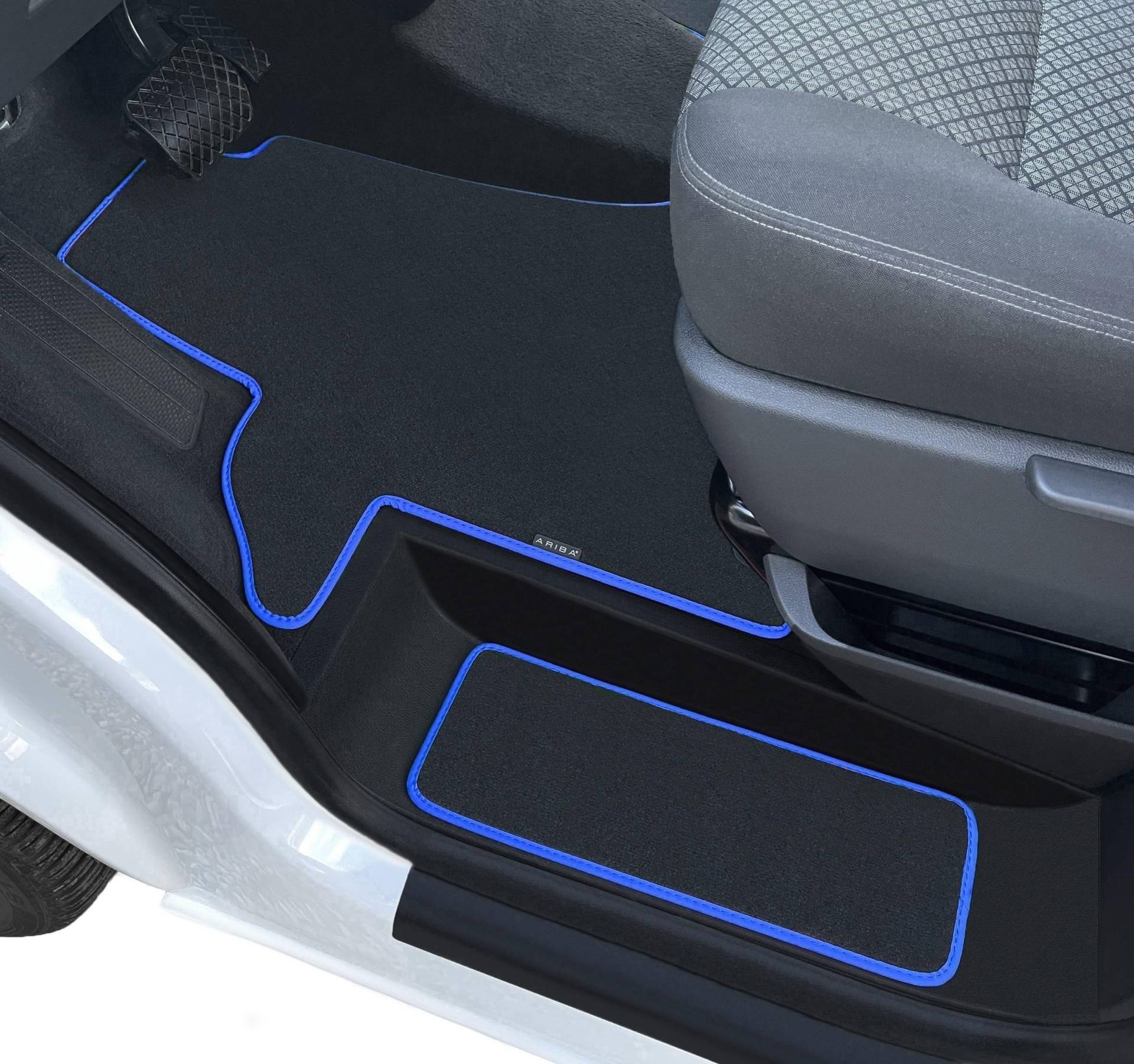 ARIBA Fußmatte passend für VW T5 2-Sitz Fahrerhaus 2003-2015 Velours Anthrazit Nubuk Blau Umrandung inkl. Stufenmatten ARIBA Fußmatte passend für VW T5 2-Sitz Fahrerhaus 2003-2015 Velours Anthrazit Nubuk Blau Umrandung inkl. Stufenmatten von ARIBA