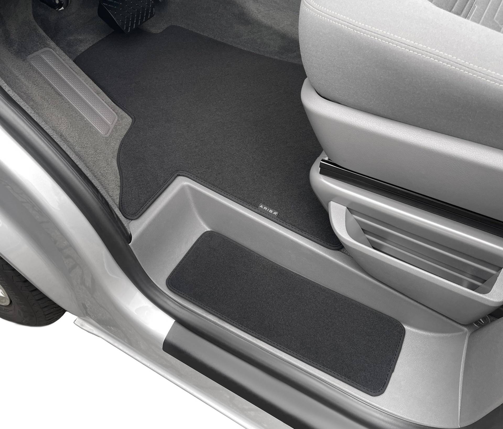 ARIBA Fußmatte passend für VW T6.1 2-Sitz Fahrerhaus ab 2019 Velours Anthrazit Nubuk Anthrazit Umrandung inkl. Stufenmatten ARIBA Fußmatte passend für VW T6.1 2-Sitz Fahrerhaus ab 2019 Velours Anthrazit Nubuk Anthrazit Umrandung inkl. Stufenmatten von ARIBA
