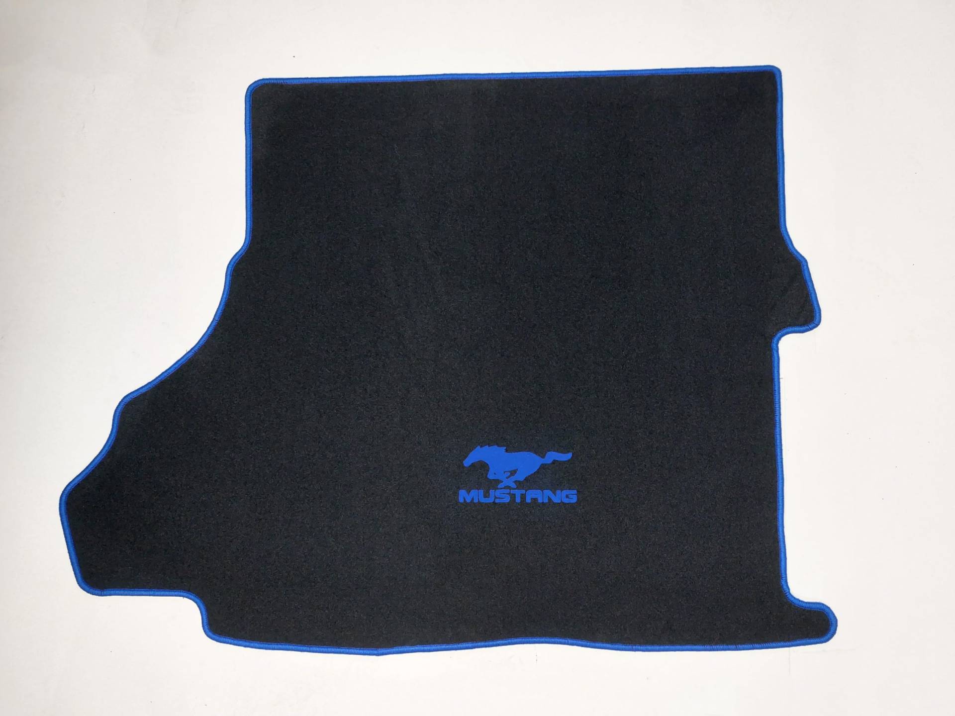 passend für Ford Mustang ab 2015- Kofferraummatte, Schwarz mit Blauer Einfassung und Logo, Premium Velours Kofferraumteppich passend für Ford Mustang ab 2015- Kofferraummatte, Schwarz mit Blauer Einfassung und Logo, Premium Velours Kofferraumteppich von AUTOTEPPICH Stylers Wir fertigen Ihre Fußmatten