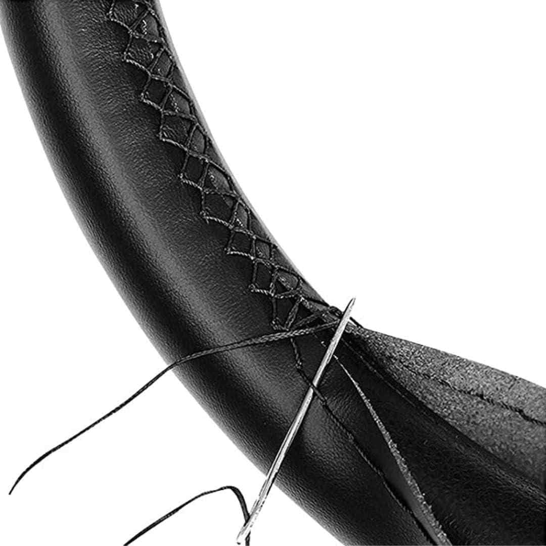 AUTOZOCO Lenkradhülle mit Nadel und Faden, Lenkradbezug zum Nähen für Durchmesser 37/38 cm, Lenkradschutz, rutschfest, fertig verarbeitet, schwarzes Design mit schwarzem Faden von AUTOZOCO