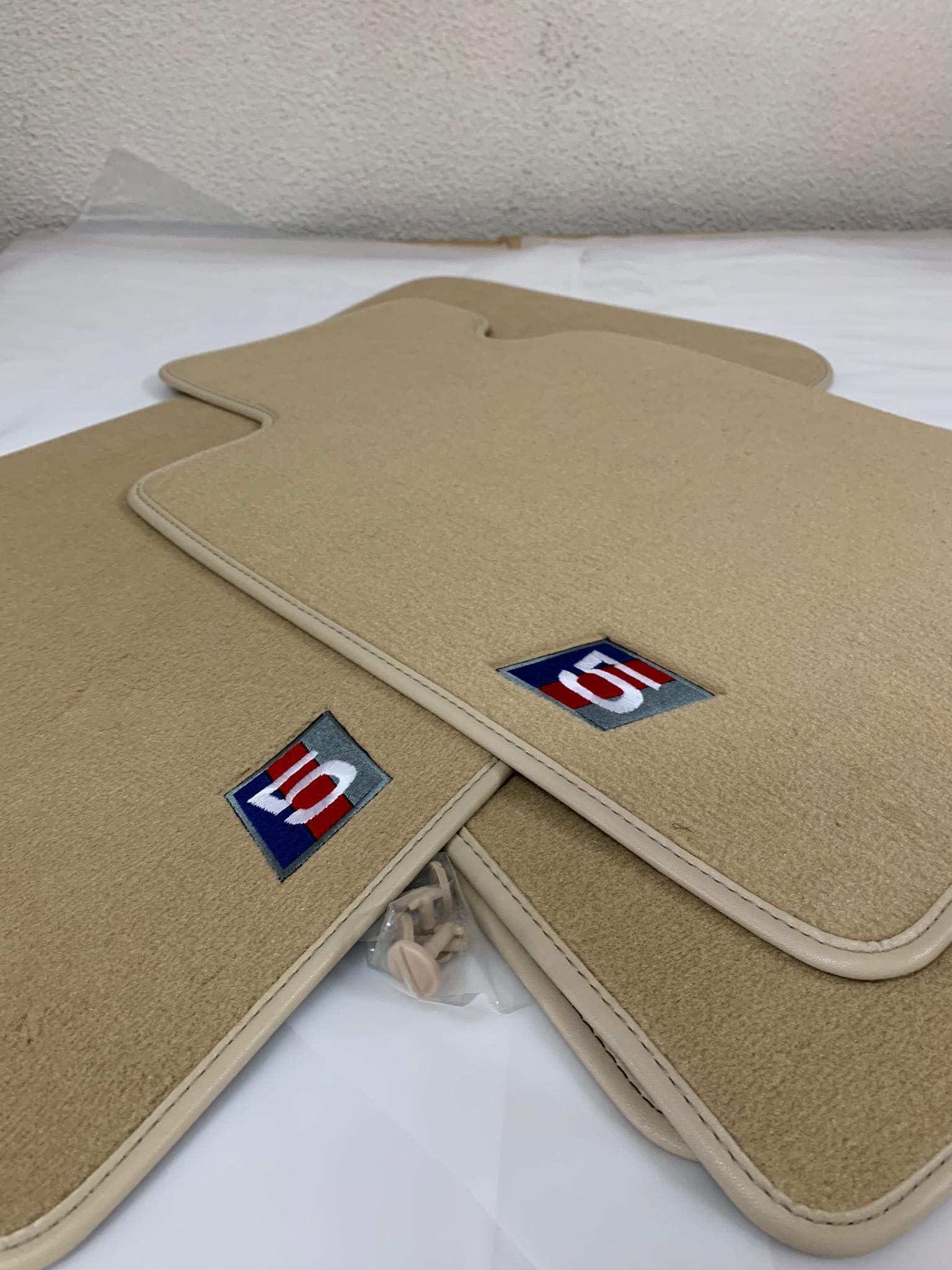 Accessorionline Autoteppiche, Velours, Premium-Beige für BMW 5er 2003-2010 – passgenau – Rand aus Leder – Original-Befestigungen E60 E61 Limousine Touring Accessorionline Autoteppiche, Velours, Premium-Beige für BMW 5er 2003-2010 – passgenau – Rand aus Leder – Original-Befestigungen E60 E61 Limousine Touring von Accesorionline