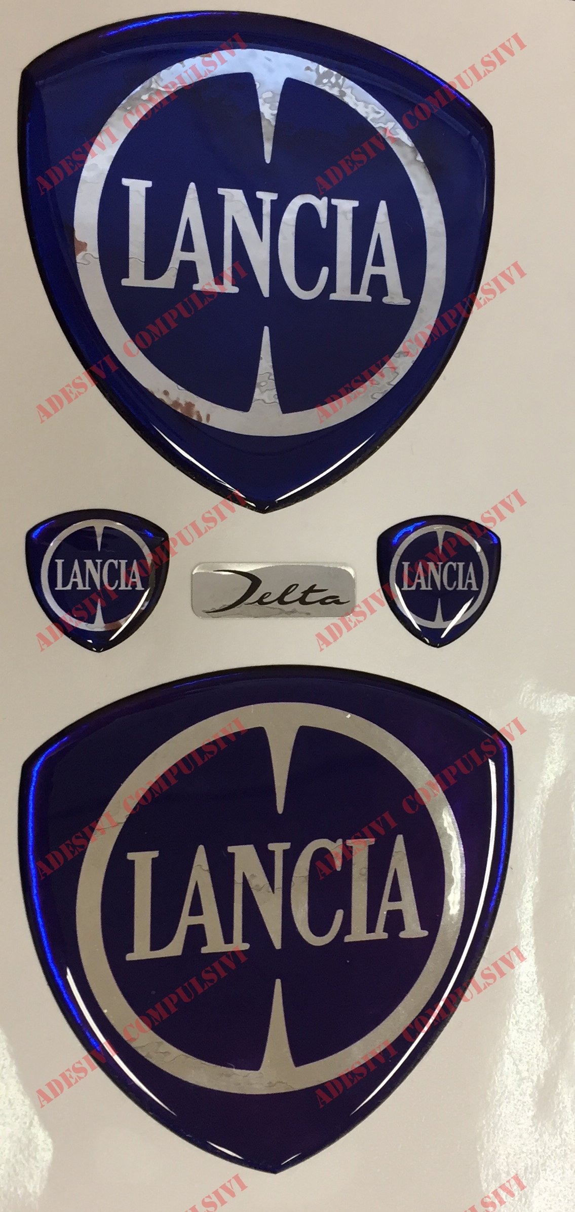Adesivi Compulsivi Delta-Logo vorne, hinten + 2 seitliche Embleme für Motorhaube und Kofferraum. Harz-Aufkleber, 3D-Effekt, Friese im klassischen Modell Adesivi Compulsivi Delta-Logo vorne, hinten + 2 seitliche Embleme für Motorhaube und Kofferraum. Harz-Aufkleber, 3D-Effekt, Friese im klassischen Modell von Adesivi Compulsivi