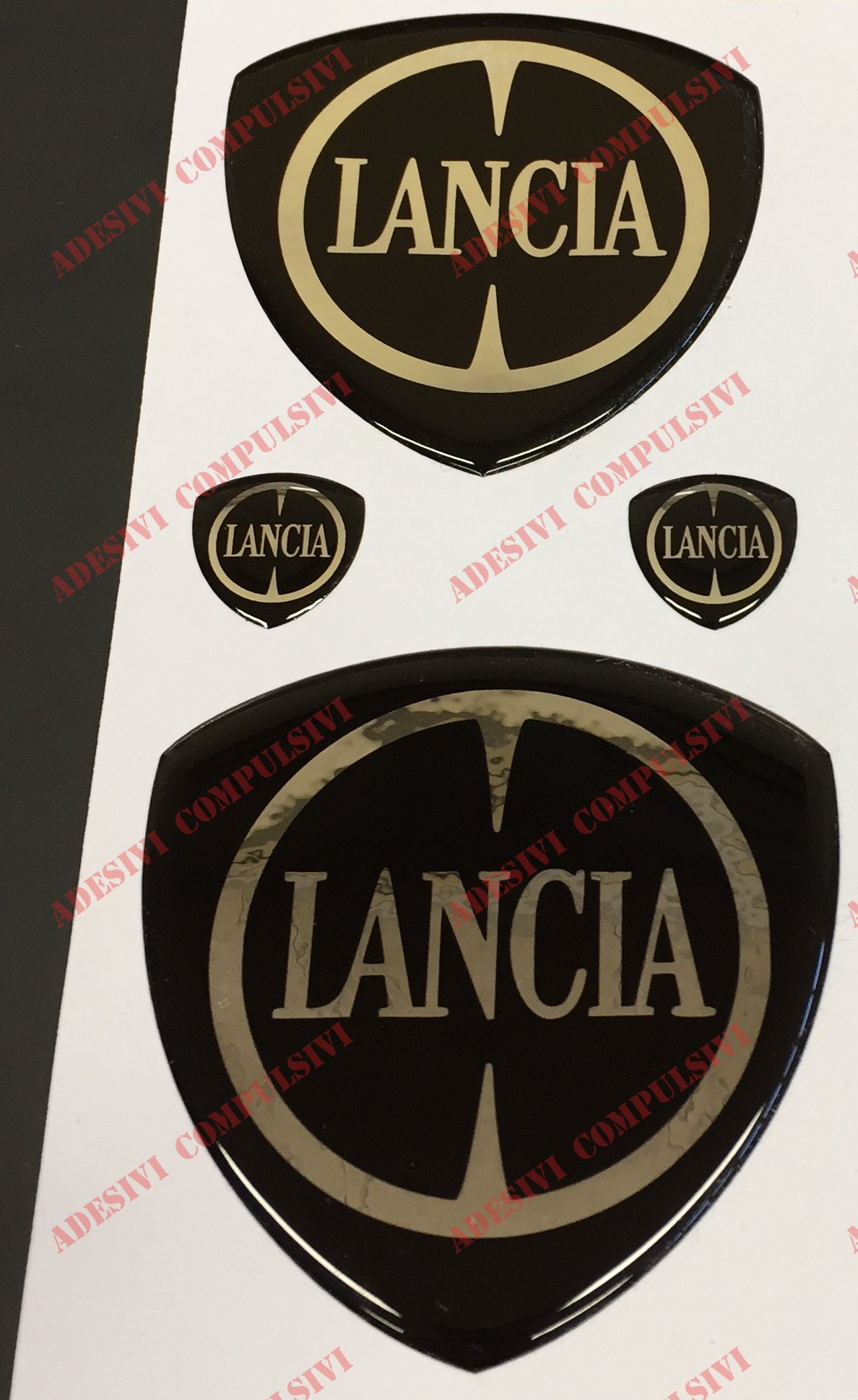 Delta Logo vorne hinten + 2 seitliche Embleme für Motorhaube und Kofferraum, harzbeschichtet, 3D-Effekt, Farbe: schwarz-Chrom Delta Logo vorne hinten + 2 seitliche Embleme für Motorhaube und Kofferraum, harzbeschichtet, 3D-Effekt, Farbe: schwarz-Chrom von Adesivi Compulsivi