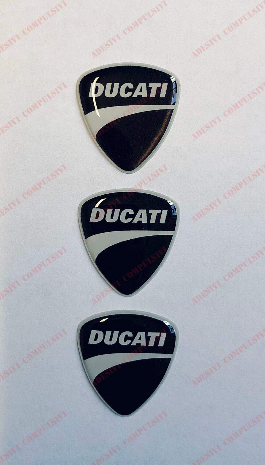 Adesivi Compulsivi Ducati-Logo-Aufkleber, 3D-Effekt, Schwarz / Weiß, für Motorrad, Vinyl, 25 x 27 mm Adesivi Compulsivi Ducati-Logo-Aufkleber, 3D-Effekt, Schwarz / Weiß, für Motorrad, Vinyl, 25 x 27 mm von Adesivi Compulsivi