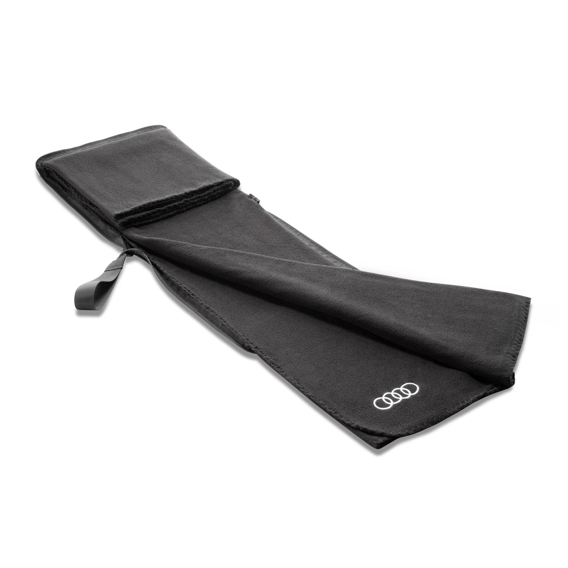 Audi 3292200300 Fleecedecke 2in1 Decke faltbar Kissen, schwarz, mit Audi Ringe Logo Audi 3292200300 Fleecedecke 2in1 Decke faltbar Kissen, schwarz, mit Audi Ringe Logo von Audi collection