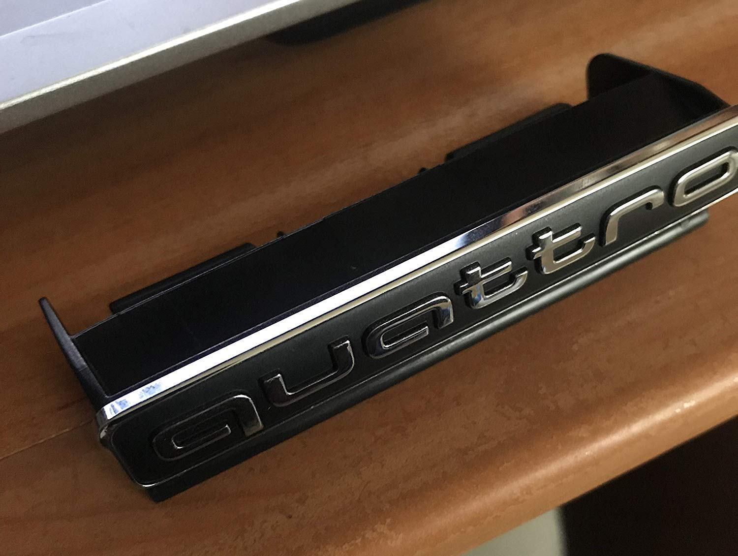 Audi 8E0853736B2ZZ Schriftzug quattro Clip Plakette Kühlergrill Audi 8E0853736B2ZZ Schriftzug quattro Clip Plakette Kühlergrill von Audi