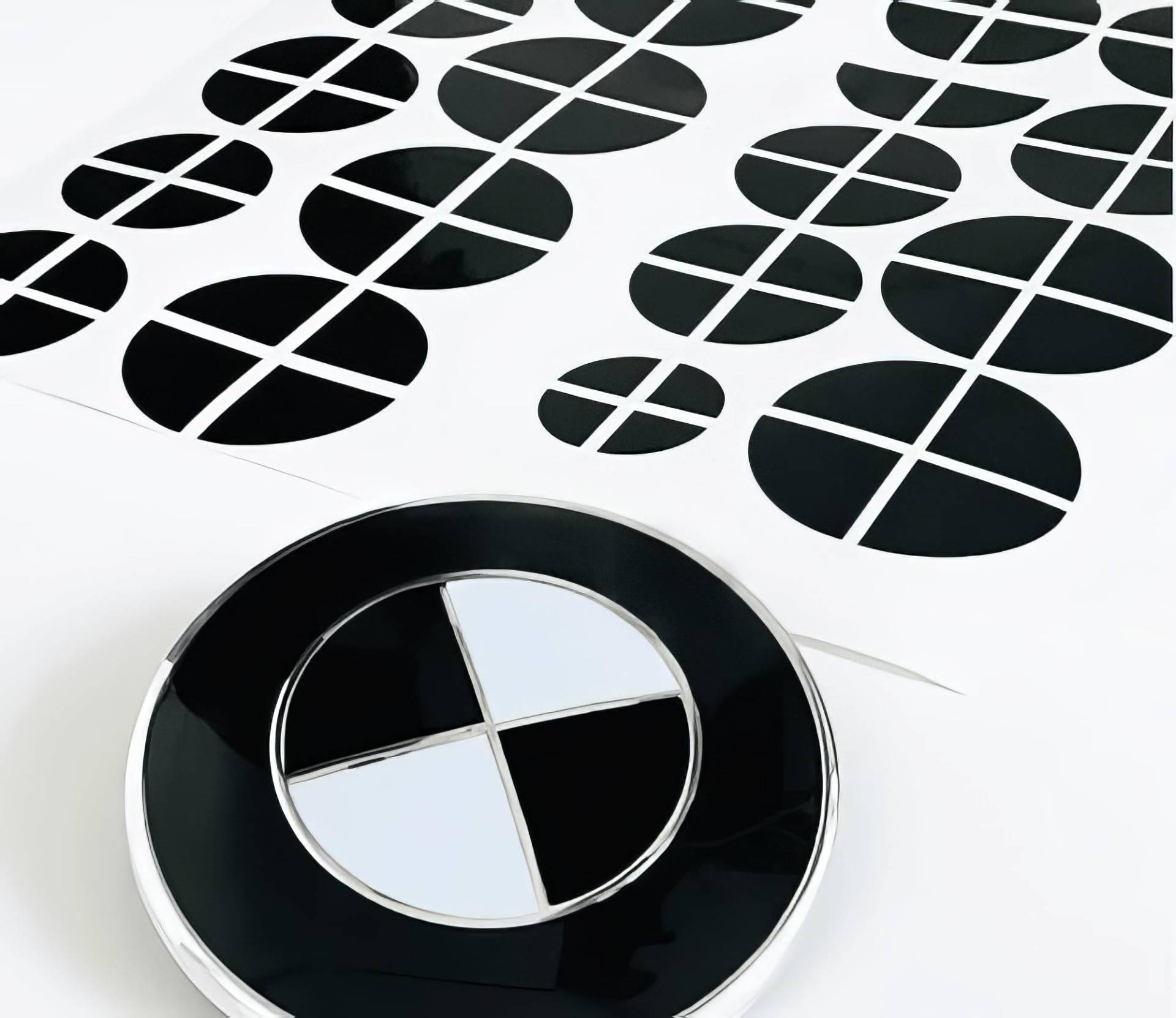 Emblem Ecken Aufkleber Set, passend für BMW 30-teilig, Schwarz Glanz, Carbon, Wetterfest und UV-beständig, Passgenau für Alle Modelle, mit Montageanleitung (Schwarz) von Aufgeklebt