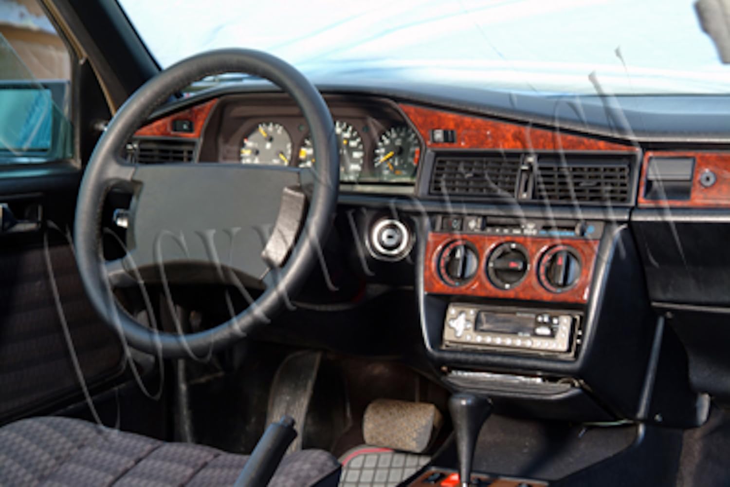 AUTOKLEIDUNG® Cockpit Dekor kompatibel mit Mercedes 190 (W201) Baujahr 12/1983-05/1993 11 Teile | 3D Wurzelholz Optik von Autokleidung