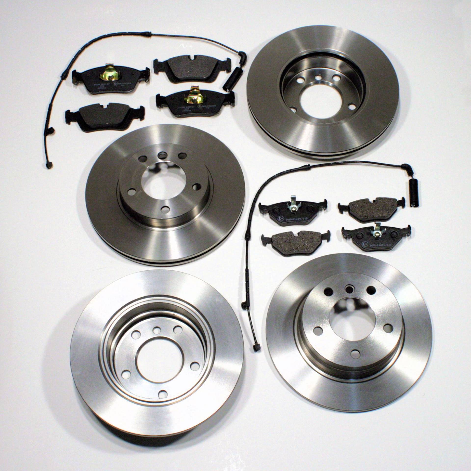 Bremsscheiben/Bremsen + Bremsbeläge + vorne + Bremsbeläge + hinten Bremsscheiben/Bremsen + Bremsbeläge + vorne + Bremsbeläge + hinten von Autoparts-Online