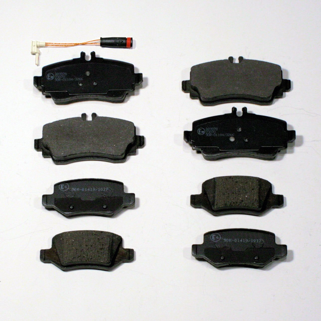 Bremsbeläge/Bremsklötze/Bremsen + Sensor vorne + hinten Bremsbeläge/Bremsklötze/Bremsen + Sensor vorne + hinten von Autoparts-Online