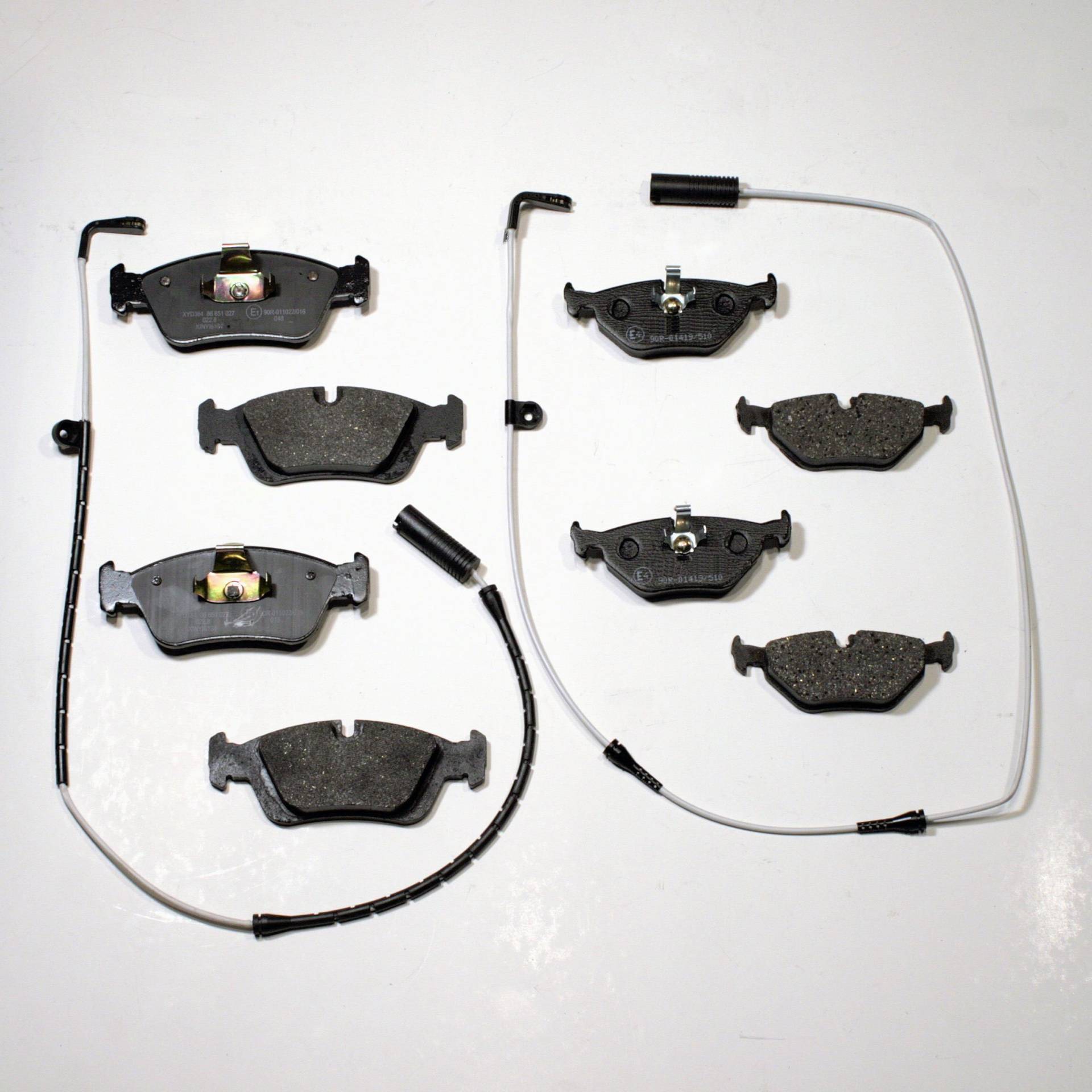 Bremsbeläge + Bremsverschleiß/Sensoren vorne + hinten Bremsbeläge + Bremsverschleiß/Sensoren vorne + hinten von Autoparts-Online