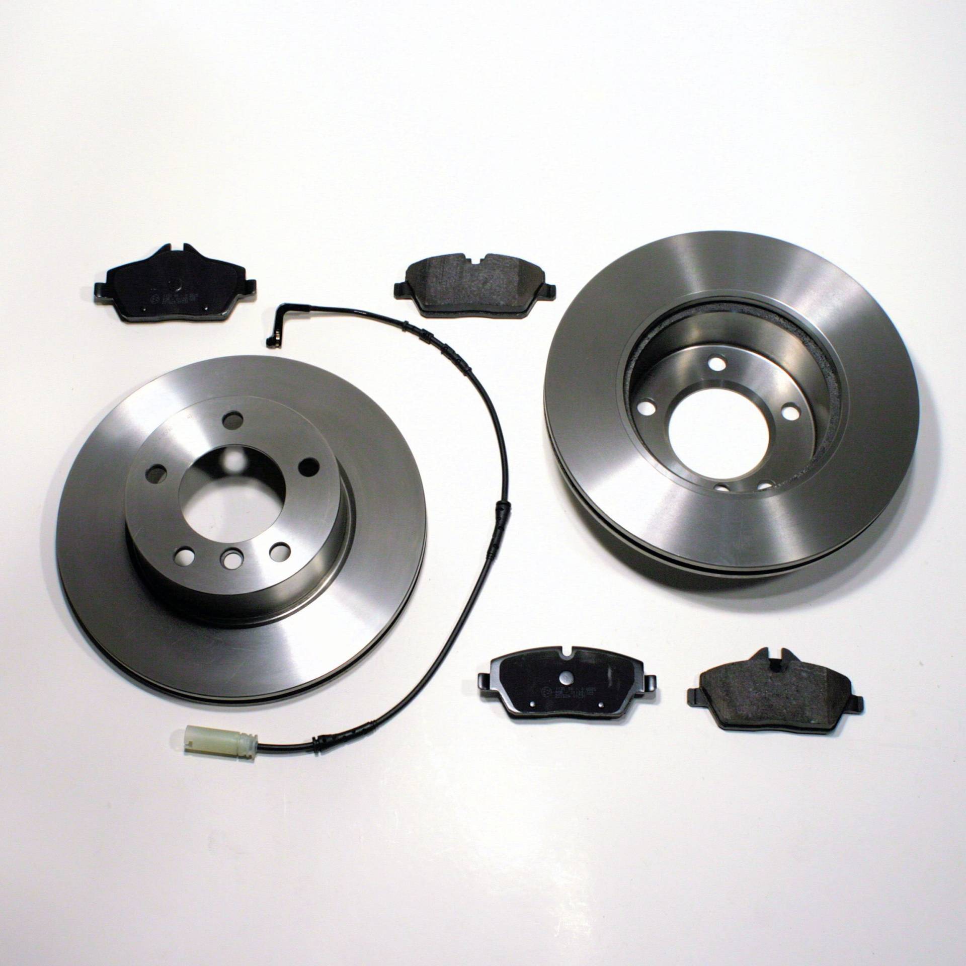 Bremsen + Beläge + Sensor vorne Bremsen + Beläge + Sensor vorne von Autoparts-Online