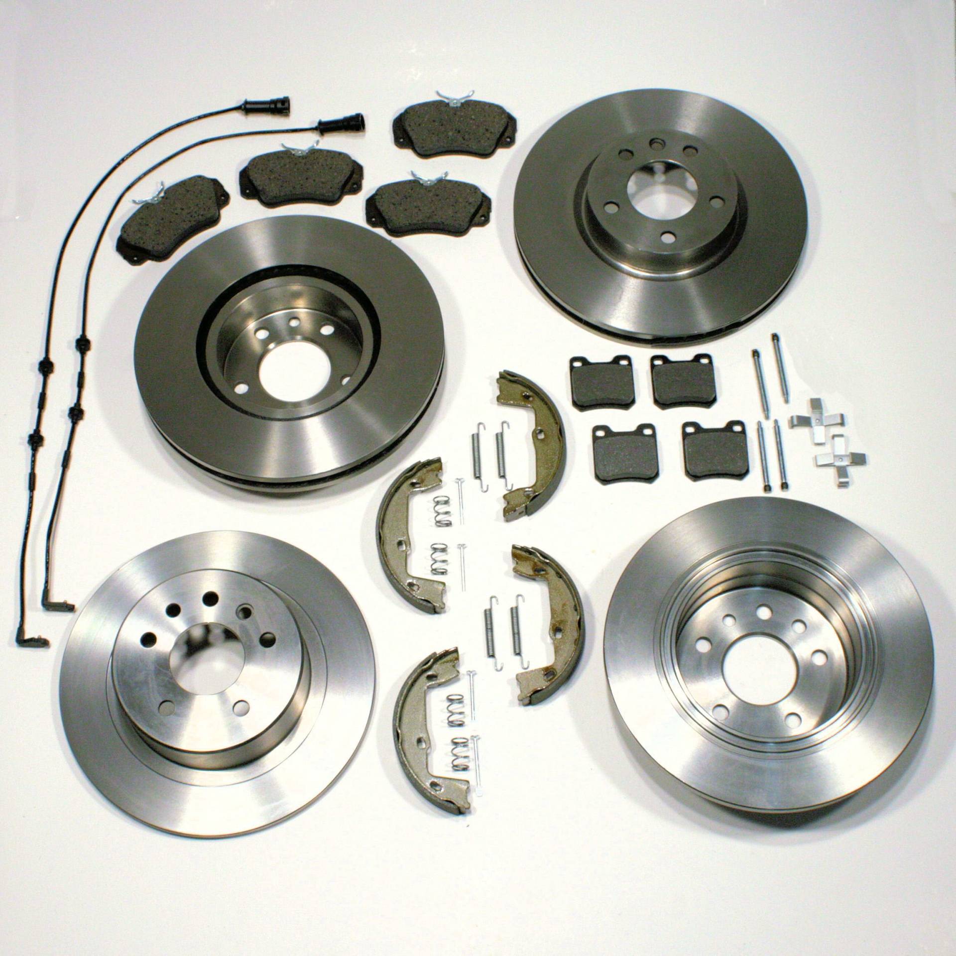 Bremsen Set + Bremsbeläge + Handbremsbacken vorne + hinten Bremsen Set + Bremsbeläge + Handbremsbacken vorne + hinten von Autoparts-Online