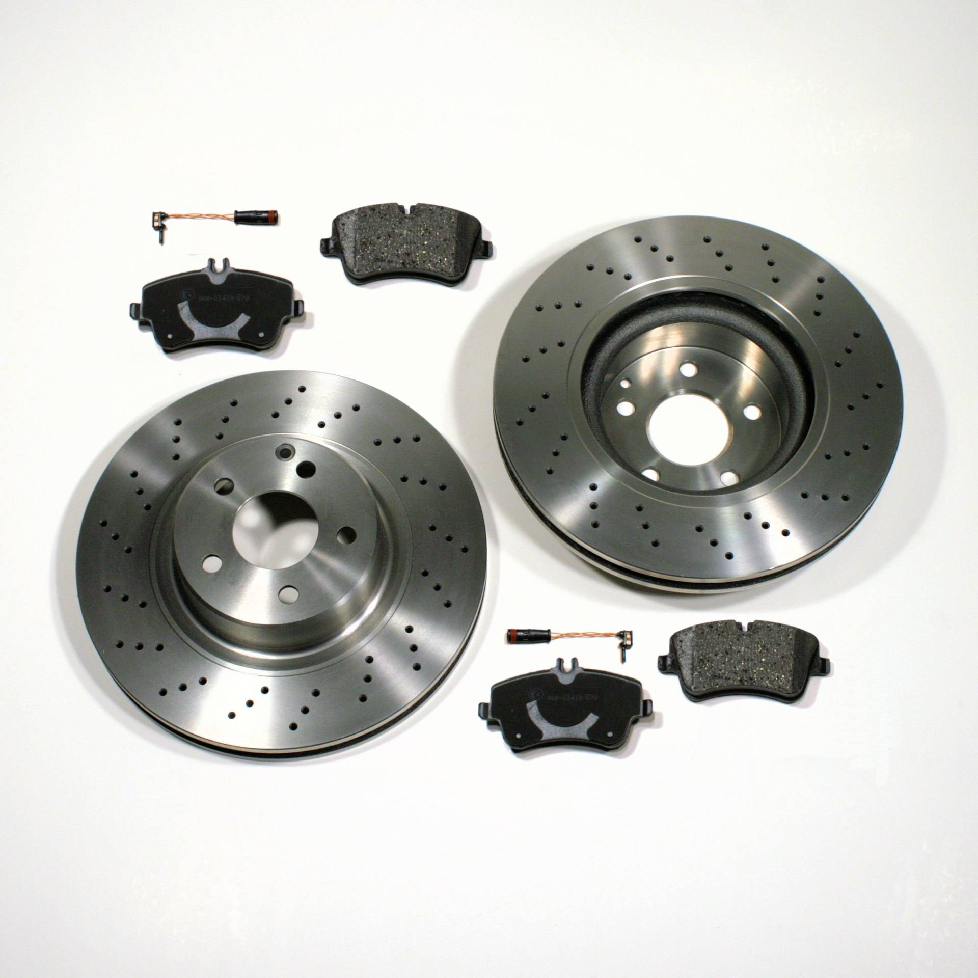 Bremsscheiben/Bremsen + Beläge + Sensoren für vorne/die Vorderachse Bremsscheiben/Bremsen + Beläge + Sensoren für vorne/die Vorderachse von Autoparts-Online