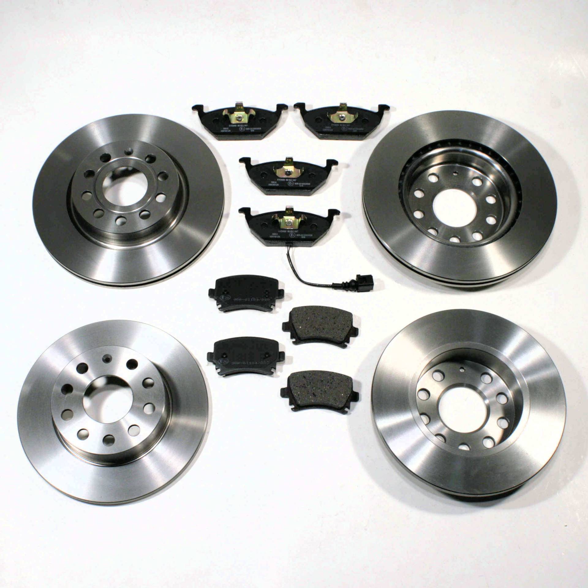 Bremsscheiben/Bremsen + Bremsbeläge vorne + hinten Bremsscheiben/Bremsen + Bremsbeläge vorne + hinten von Autoparts-Online