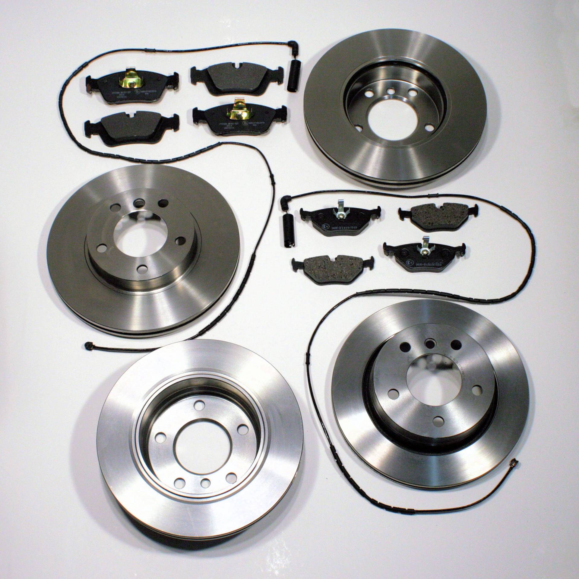 Bremsscheiben/Bremsen + Bremsbeläge vorne + hinten Bremsscheiben/Bremsen + Bremsbeläge vorne + hinten von Autoparts-Online
