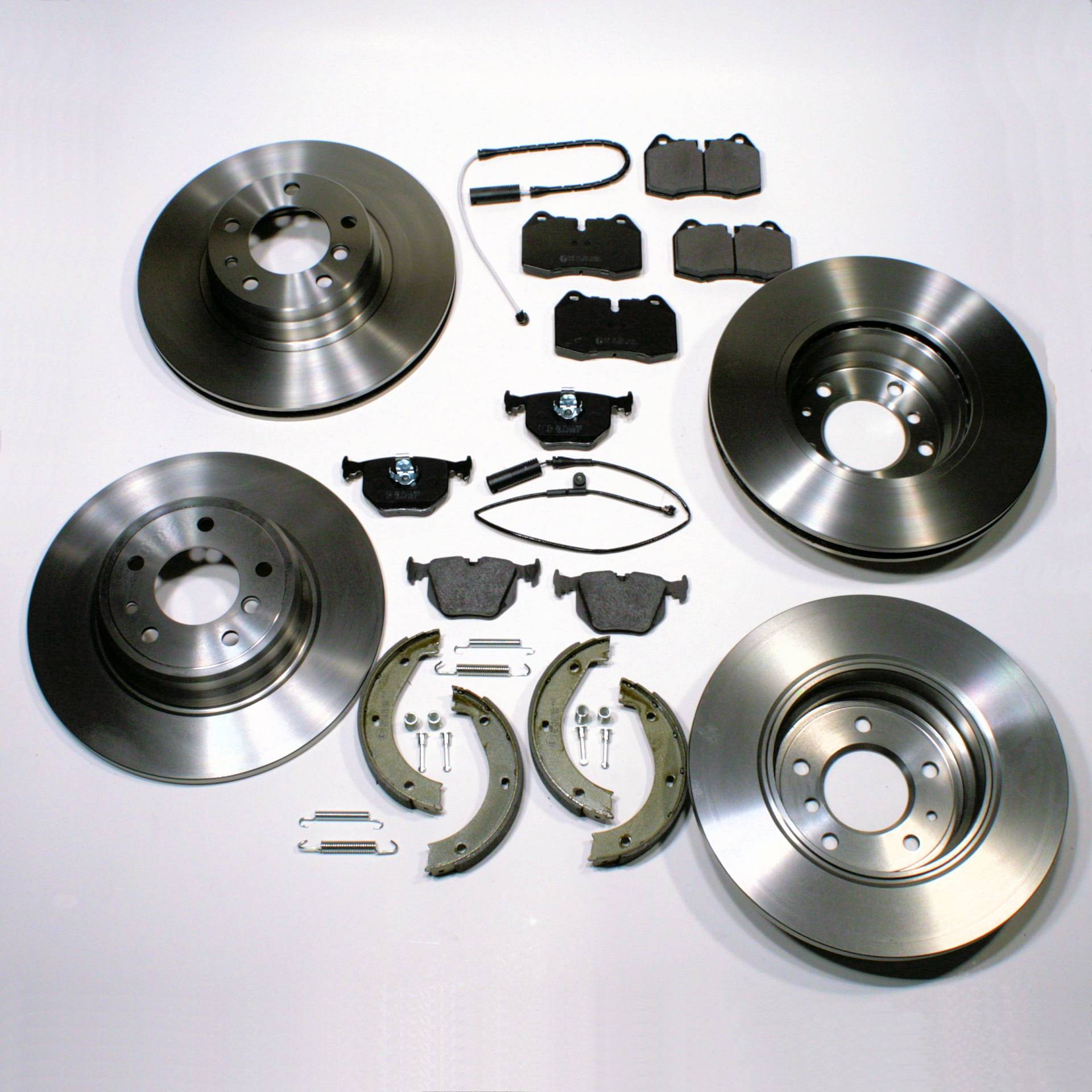 Bremsscheiben + Beläge + Sensoren vorne + hinten Bremsscheiben + Beläge + Sensoren vorne + hinten von Autoparts-Online