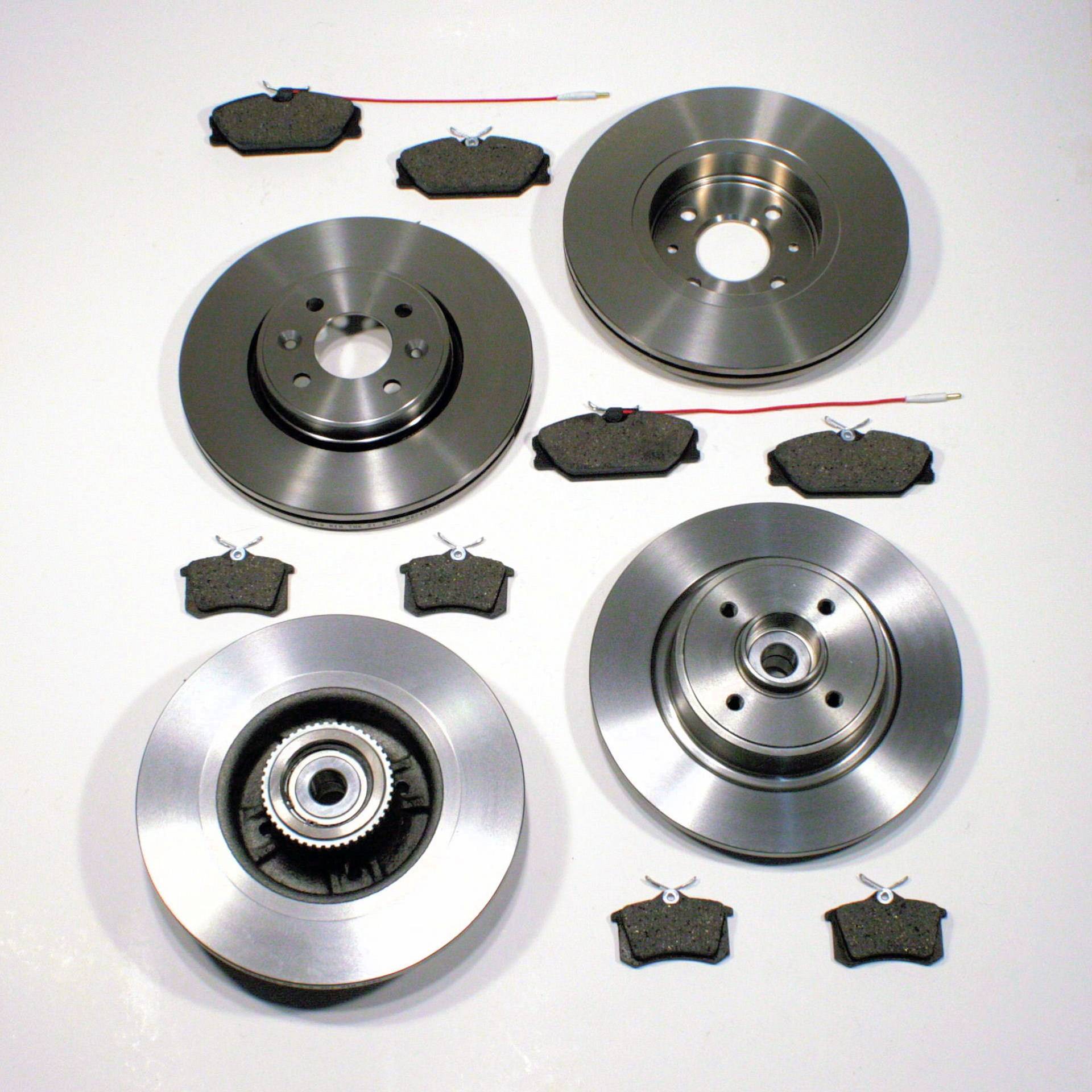 Bremsscheiben + Beläge vorne + hinten Bremsscheiben + Beläge vorne + hinten von Autoparts-Online