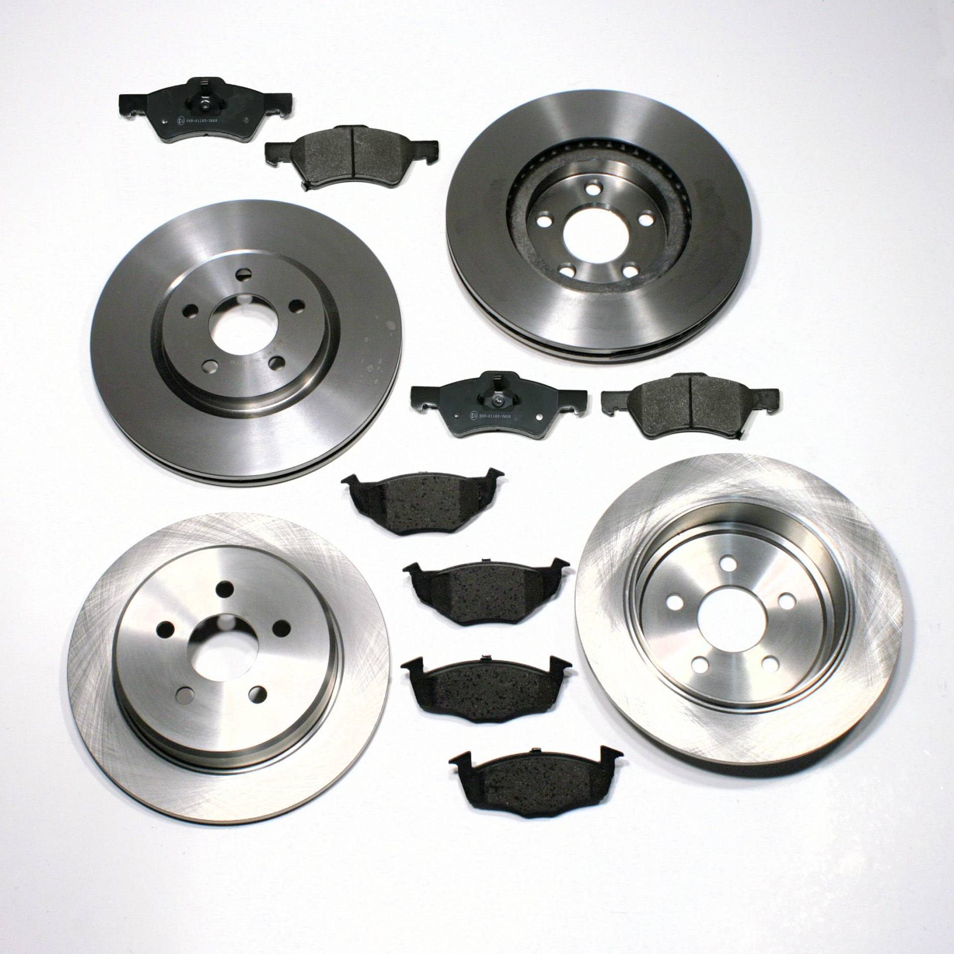Bremsscheiben + Bremsbeläge vorne + hinten Bremsscheiben + Bremsbeläge vorne + hinten von Autoparts-Online