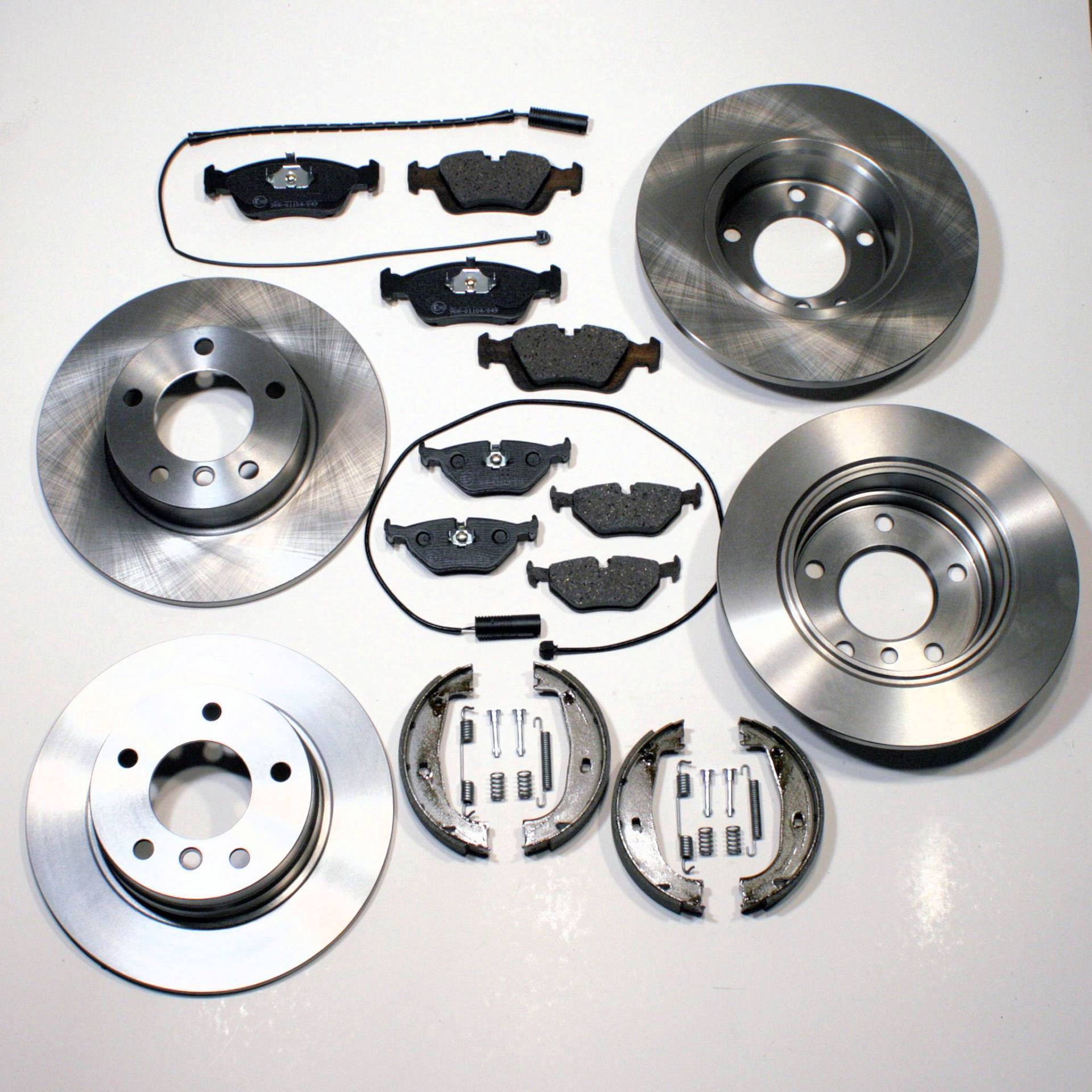 Bremsscheiben Bremsen + Beläge vorne + hinten Bremsscheiben Bremsen + Beläge vorne + hinten von Autoparts-Online