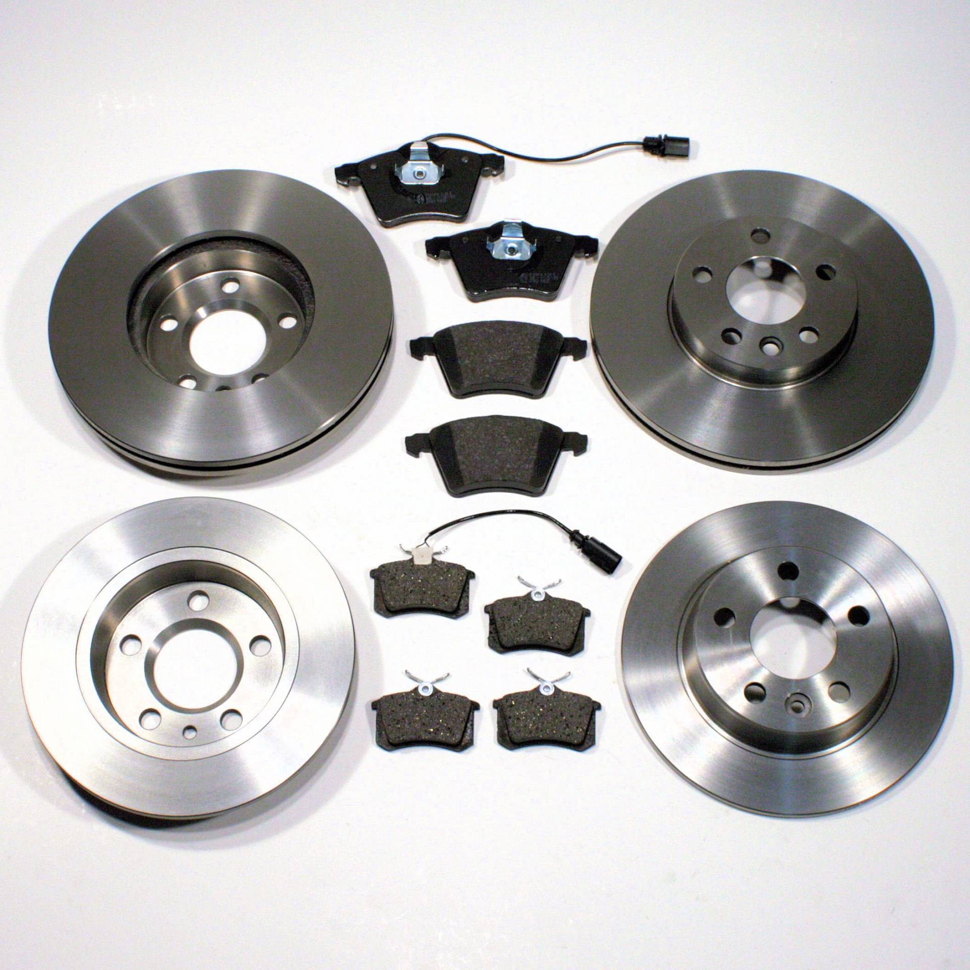 Bremsscheiben Bremsen + Bremsbeläge vorne + hinten Bremsscheiben Bremsen + Bremsbeläge vorne + hinten von Autoparts-Online