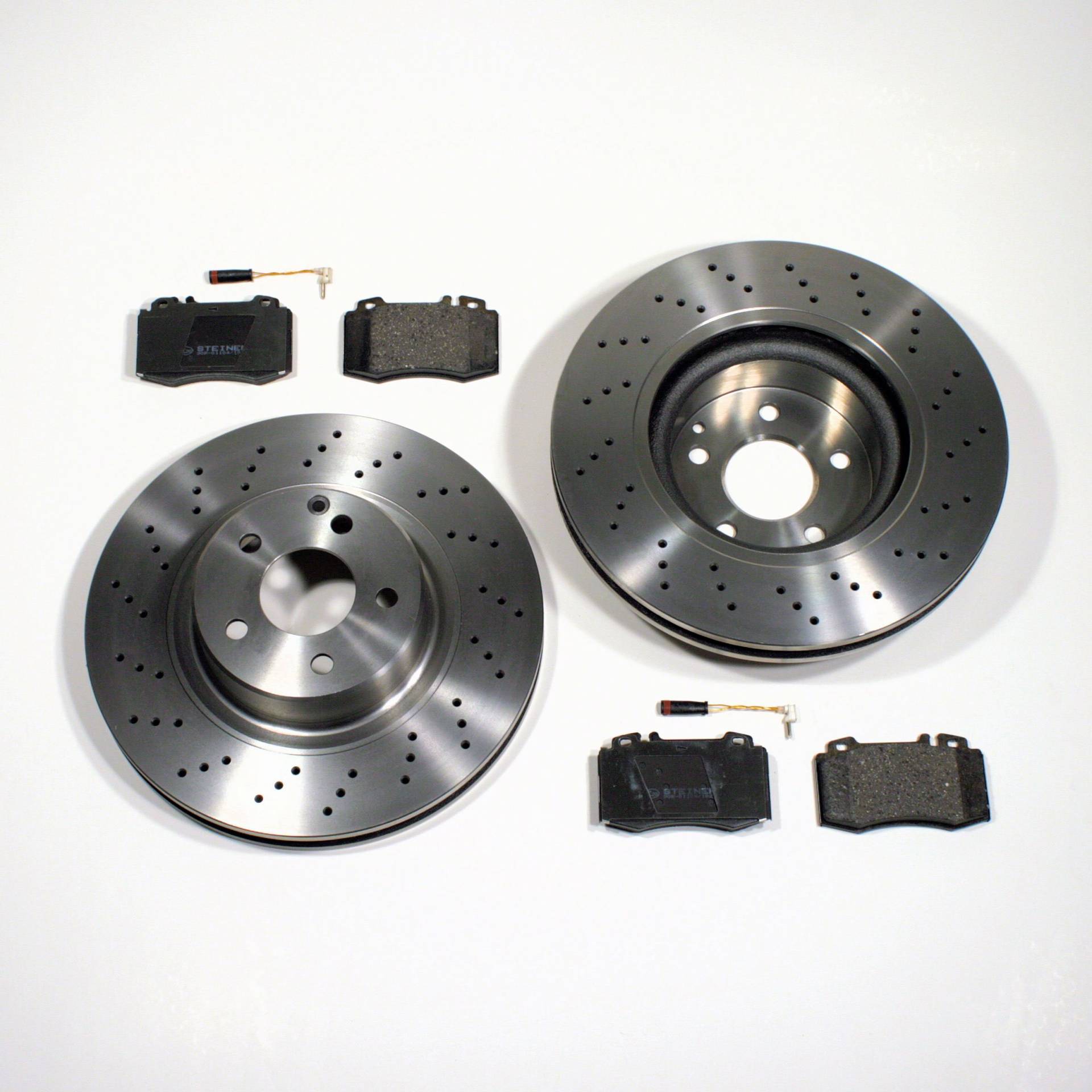 Bremsscheiben gelocht/Bremsen + Bremsbeläge vorne + Sensoren Bremsscheiben gelocht/Bremsen + Bremsbeläge vorne + Sensoren von Autoparts-Online