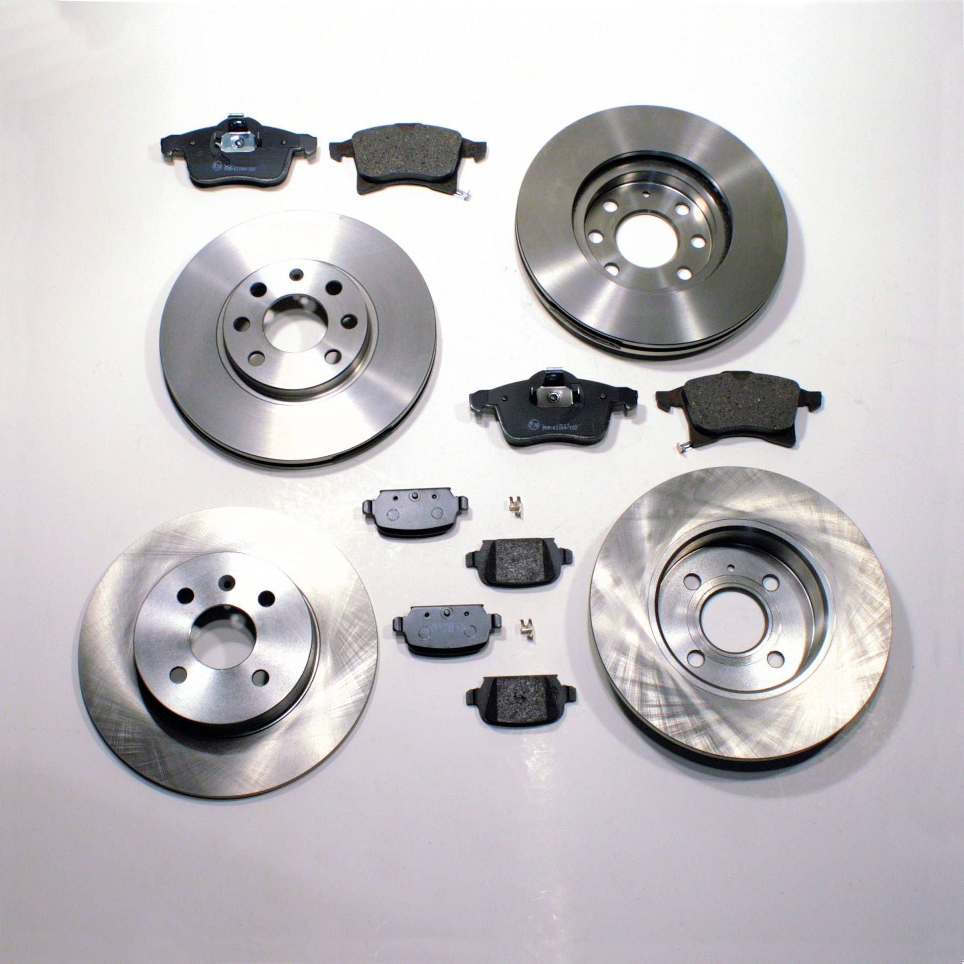 Bremsen Set + Beläge vorne + hinten Bremsen Set + Beläge vorne + hinten von Autoparts-Online