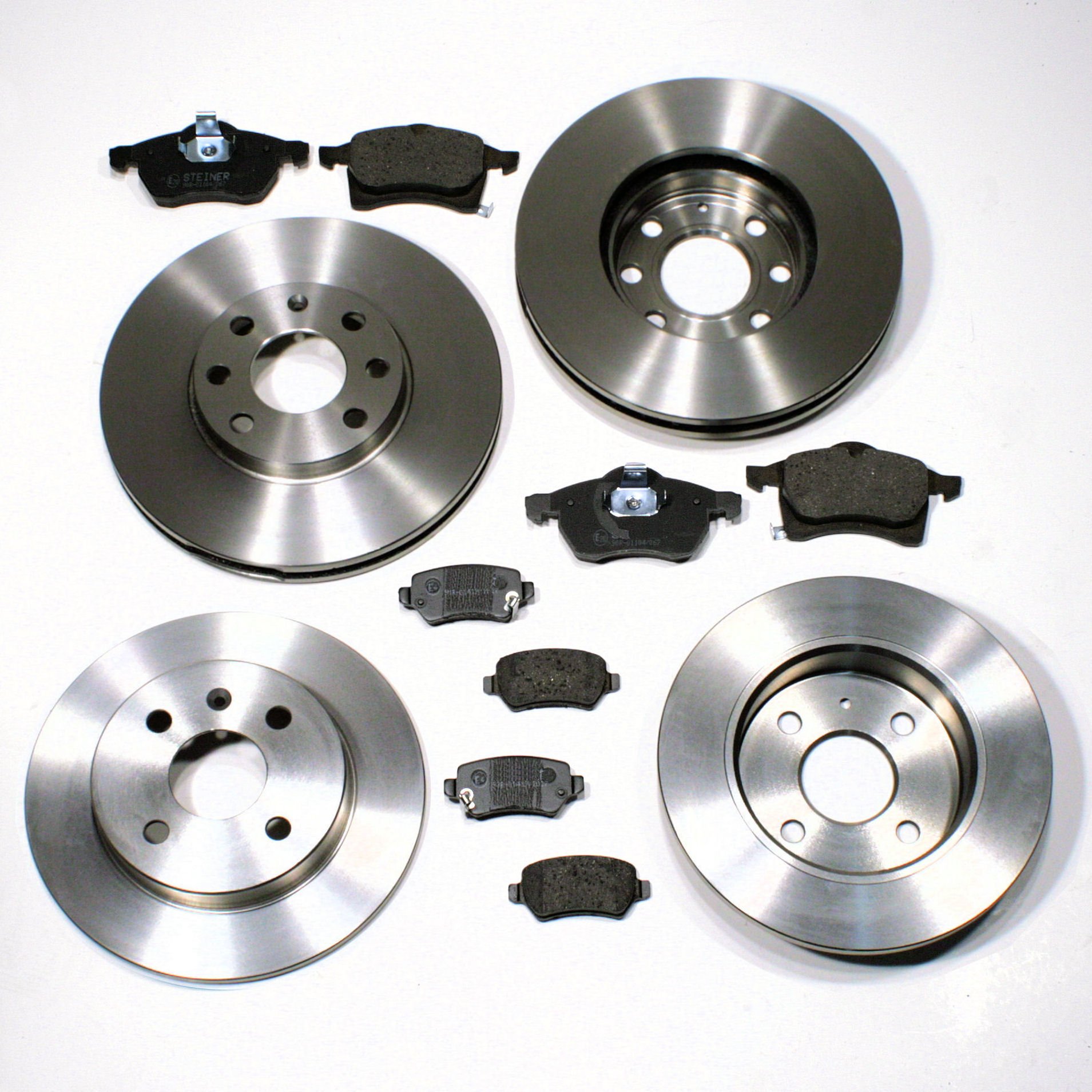 Bremsscheiben 4-Loch/Bremsen + Bremsbeläge für vorne + hinten Bremsscheiben 4-Loch/Bremsen + Bremsbeläge für vorne + hinten von Autoparts-Online