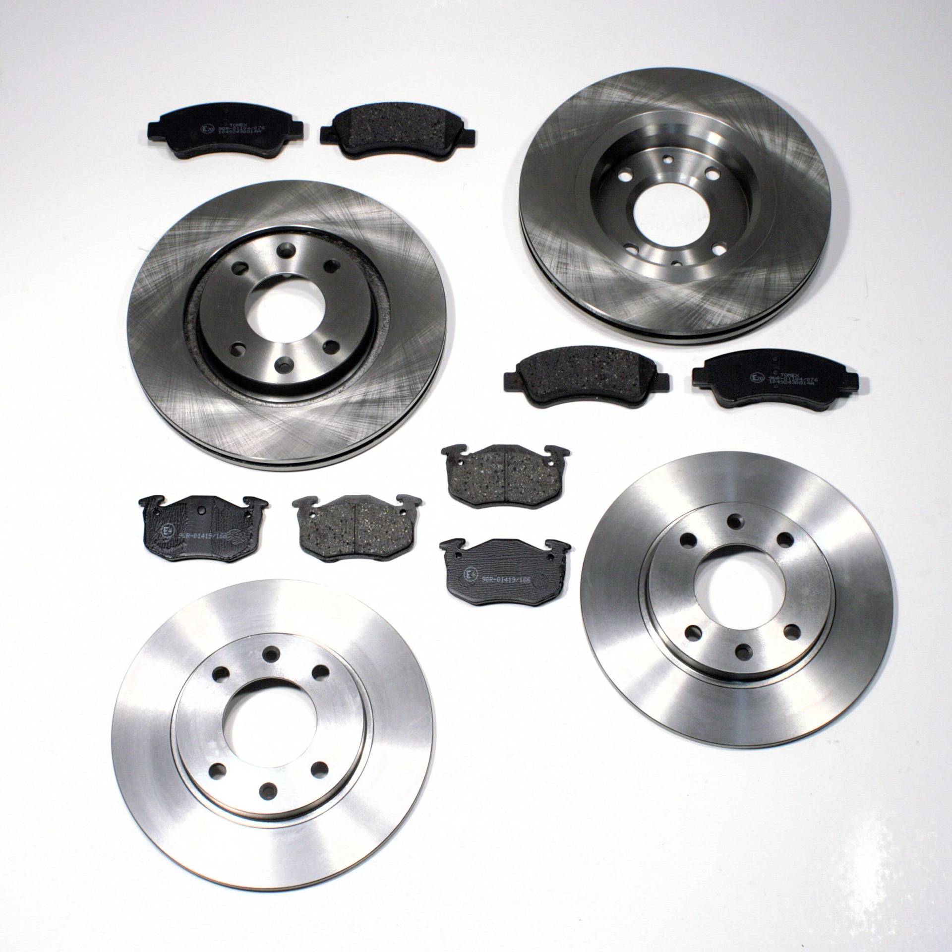 Bremsscheiben + Bremsbeläge vorne + hinten Bremsscheiben + Bremsbeläge vorne + hinten von Autoparts-Online