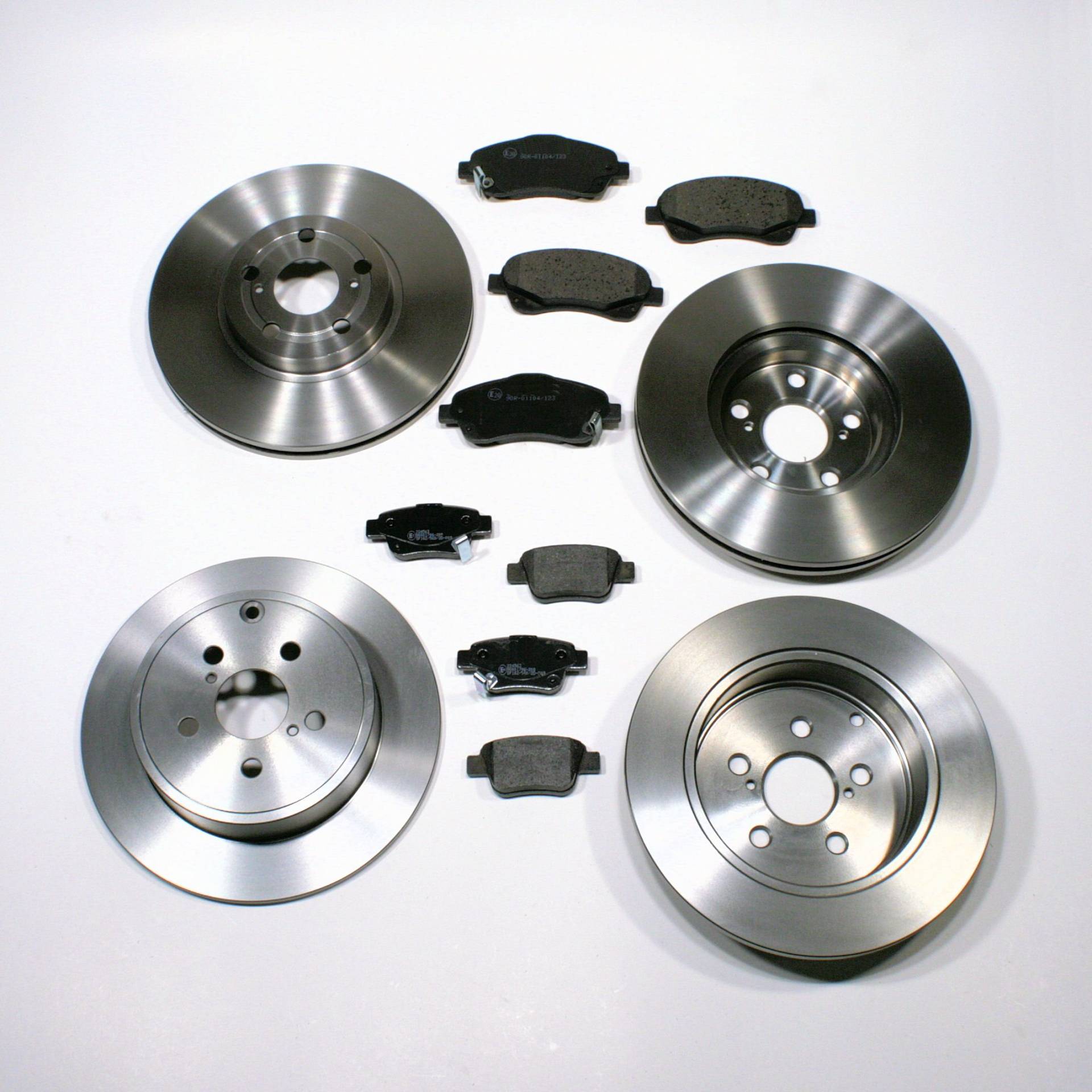 Bremsscheiben/Bremsen + Bremsbeläge vorne + hinten Bremsscheiben/Bremsen + Bremsbeläge vorne + hinten von Autoparts-Online