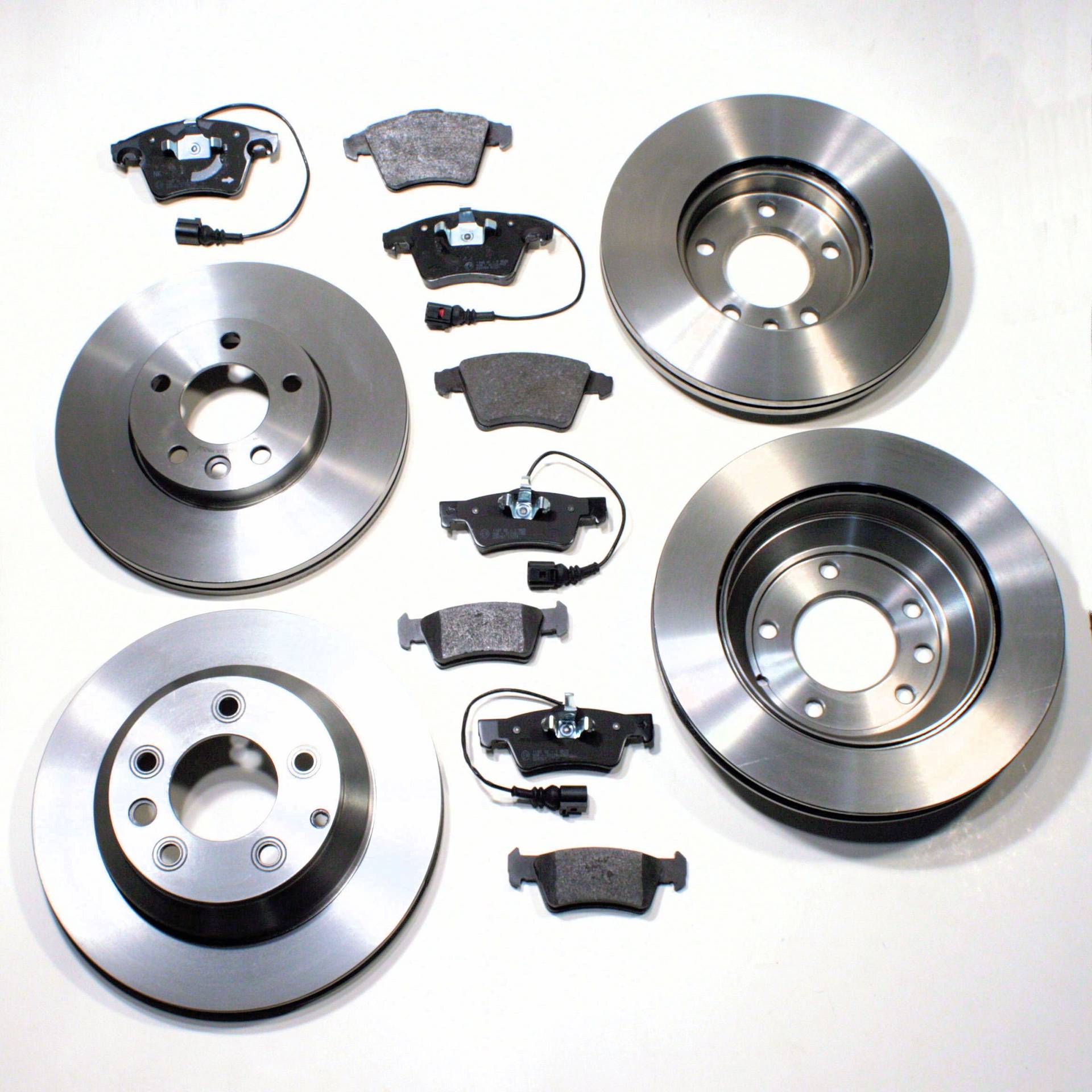 Bremsscheiben/Bremsen + Bremsbeläge vorne + hinten Bremsscheiben/Bremsen + Bremsbeläge vorne + hinten von Autoparts-Online