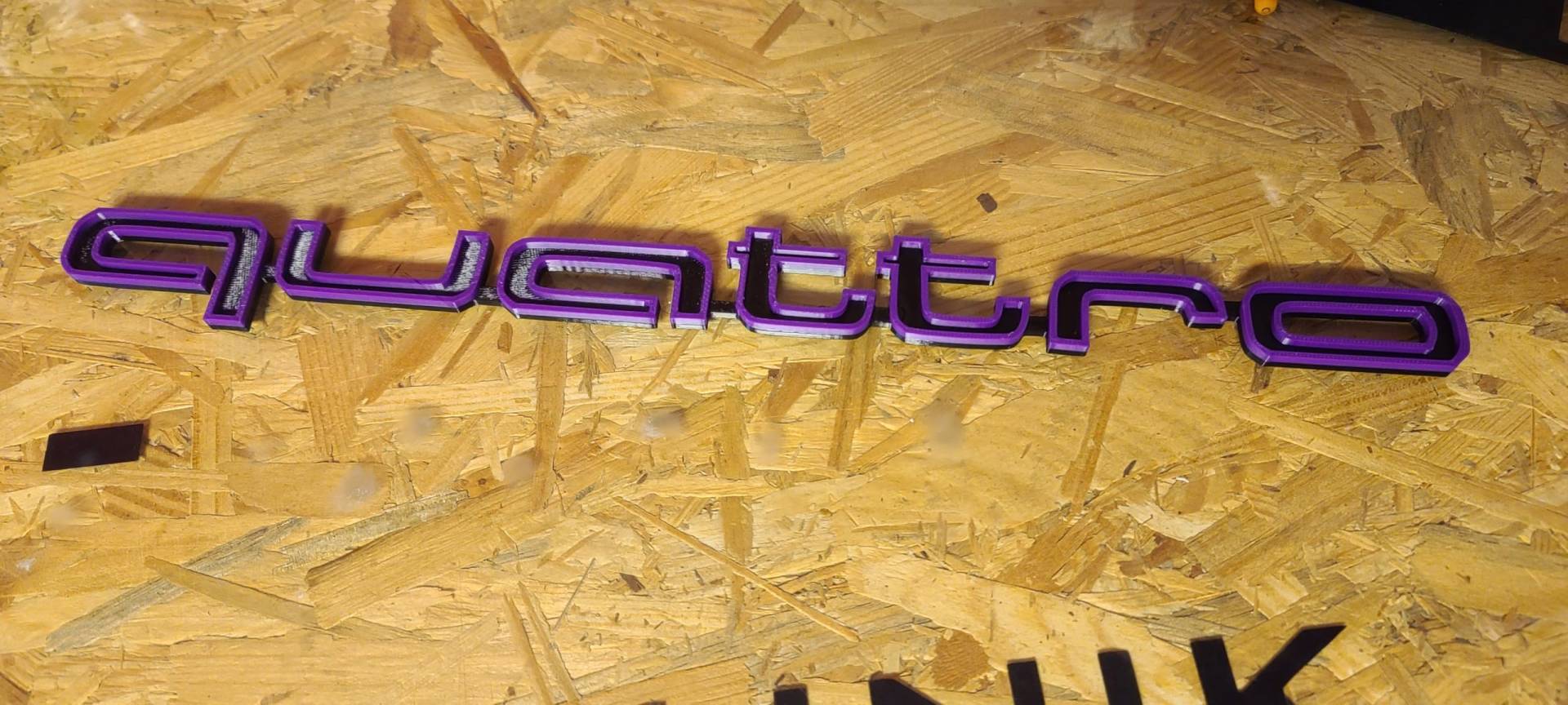 Quattro Schriftzug kompatibel mit Frontgrill Audi A6 und andere Modelle 40cm, Zubehör Emblem, (Violett) von BDS-Folientechnik
