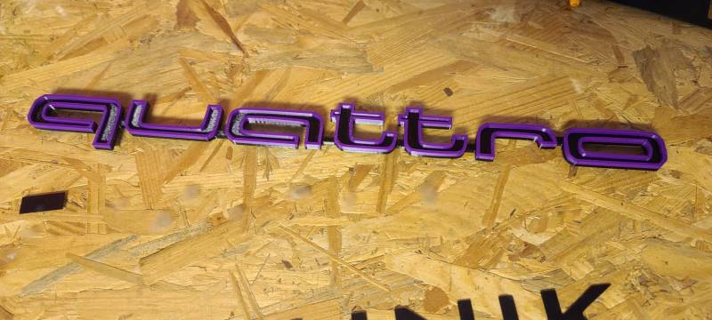 Quattro Schriftzug kompatibel mit Frontgrill Audi A6 und andere Modelle 40cm, Zubehör Emblem, (Violett) von BDS-Folientechnik