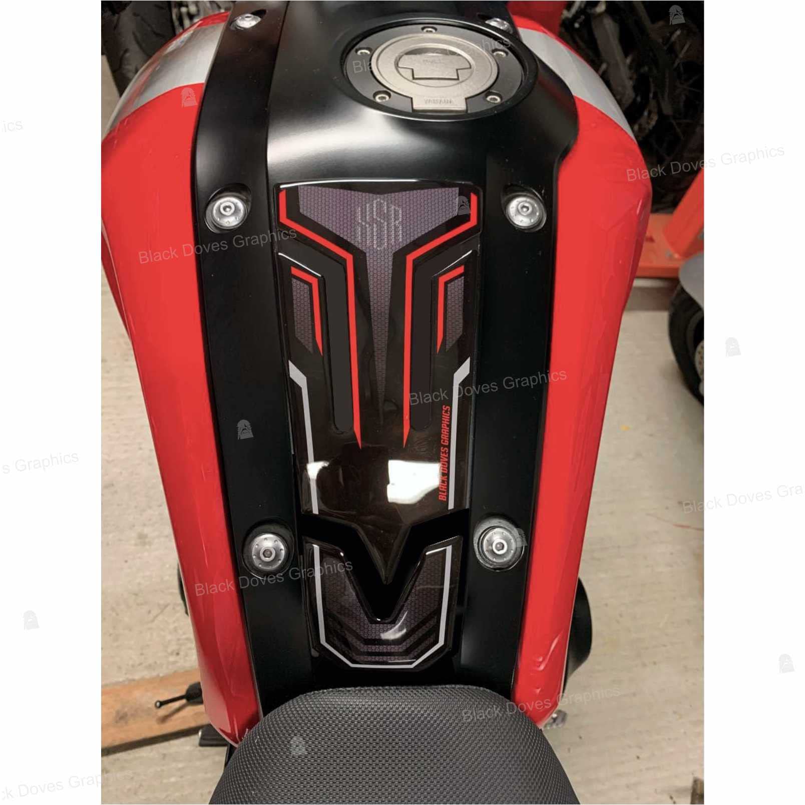 Tank Pad Klebepad Harz 3D Tank kompatibel mit/Ersatz für Yamaha XSR 900 XSR900 (Schwarz-Rot) von BLACK DOVES GRAPHICS