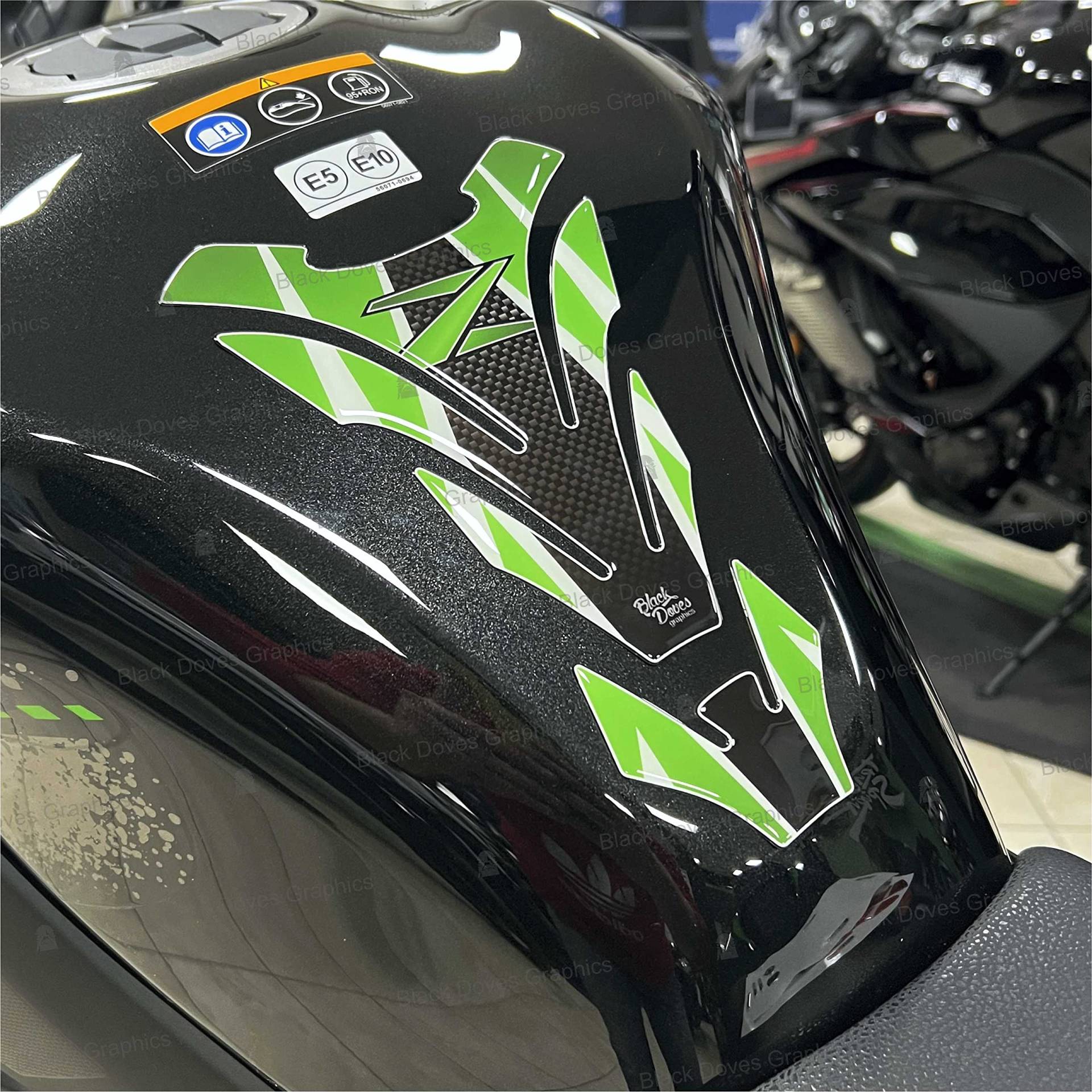 Tankpad Tankpad aus Harz, kompatibel mit Motorrad Kawasaki Z750 Z1000 Z750 Z Tankpad Tankpad aus Harz, kompatibel mit Motorrad Kawasaki Z750 Z1000 Z750 Z von BLACK DOVES GRAPHICS