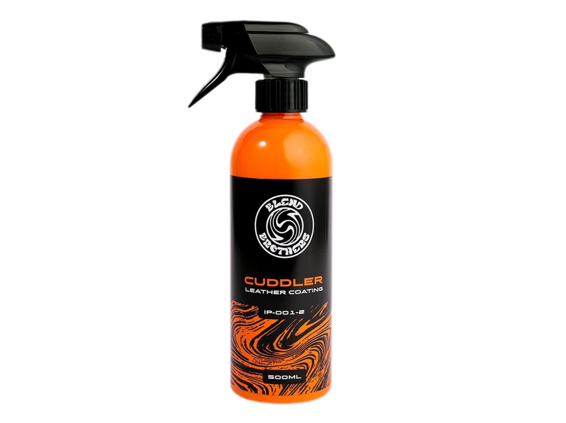 CUDDLER Lederreiniger Auto – Lederpflege Spray mit wasserabweisender Schutzschicht – Für Alcantara, Nubuk, Kunstleder – Schutz ohne Rückstände – 500 ml CUDDLER Lederreiniger Auto – Lederpflege Spray mit wasserabweisender Schutzschicht – Für Alcantara, Nubuk, Kunstleder – Schutz ohne Rückstände – 500 ml von BLEND BROTHERS