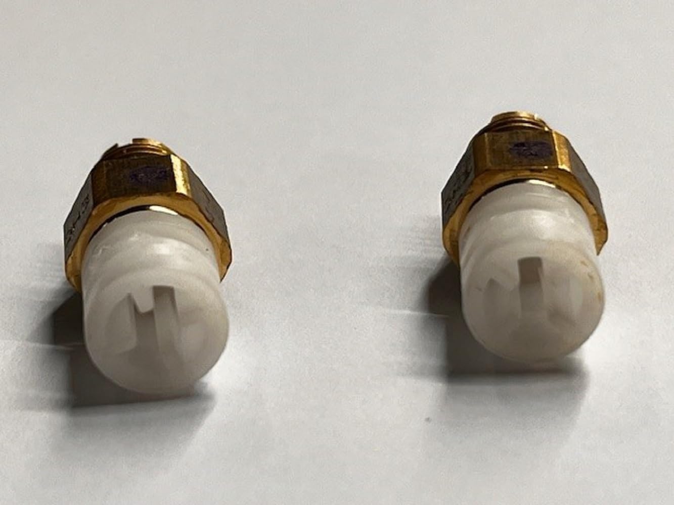 BMW 2x Schraubanschluss Niveauregulierung Luftfederbein D= 4MM BMW 2x Schraubanschluss Niveauregulierung Luftfederbein D= 4MM von BMW
