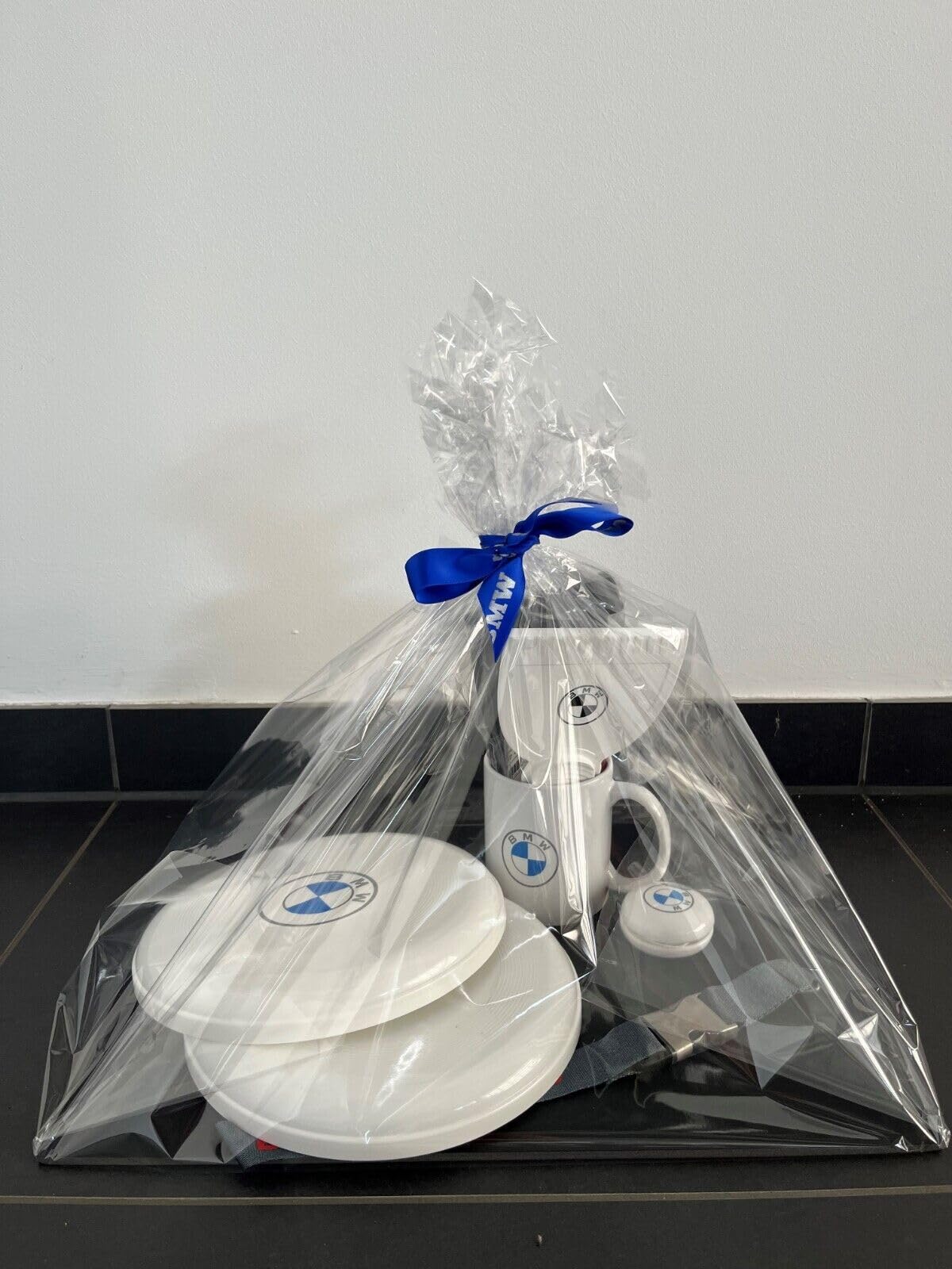 BMW Geschenkbox aus Merchandise & Zubehör Fans Geschenkidee Tasse Lanyard Smartphone Eiskratzer von BMW