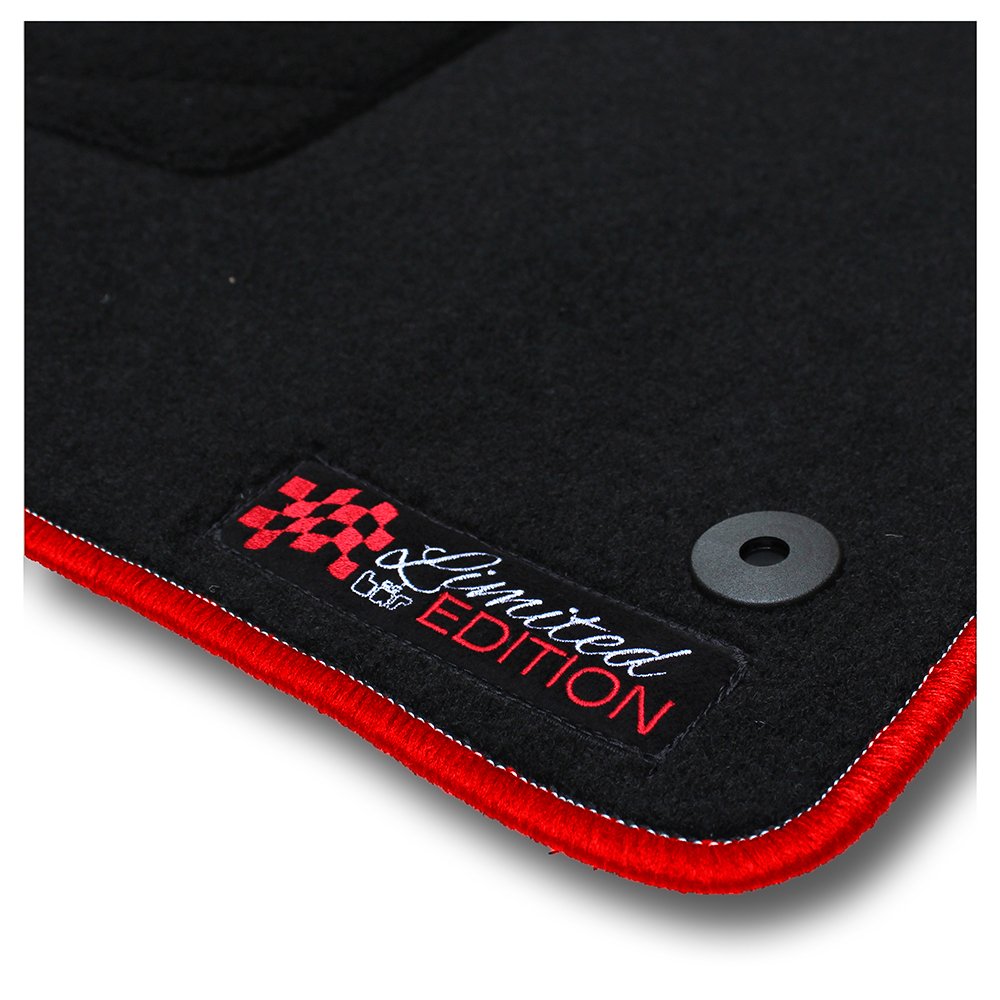 Bär-AfC Auto Fußmatten Limited Edition passend für Suzuki Celerio ab 2014, Autoteppiche Nadelvlies Schwarz, Rand Kettelung Rot, Stick Logo Rot, Set 4-teilig, SU09895 von Bär-AfC
