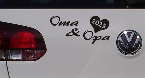 Baumgartner Oma & Opa 2023 Spruch Styling Auto Aufkleber Sticker Bomb Shocker Tuning Decal OEM Dub_SPR-033 (010 weiß) von Baumgartner