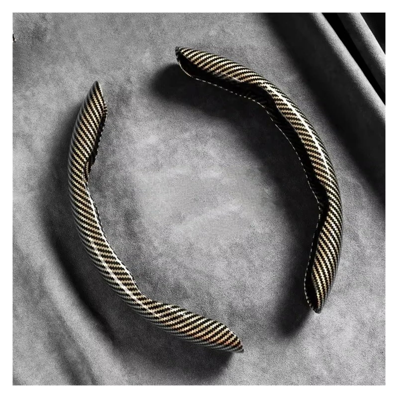 Lenkradschutz Autozubehör 2 Stücke Carbon Faser Silikon Auto Lenkrad Abdeckung rutschfeste Für Suzuki Für SX4 Für S-Cross Für Grand Für Swift Für Jimny Für Vitara Für Baleno(Gold) von BeiZhengbhD