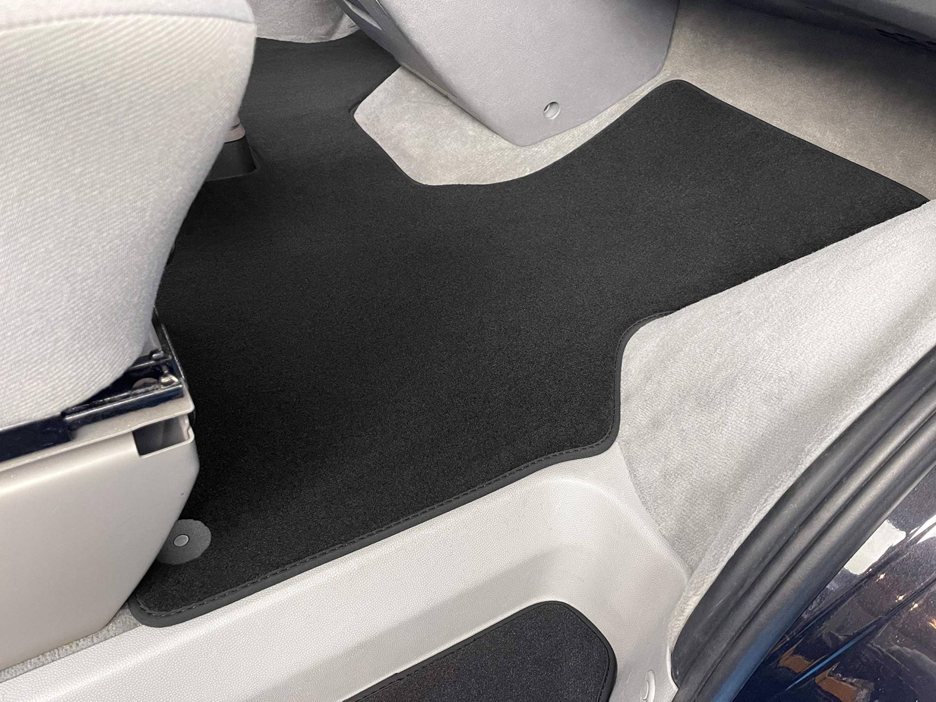 Carstyling Fußmatte passend für VW T4 2 Sitzer Schaltgetriebe Premium Velours ANTHRAZIT Nubuk-Band von Car Styling
