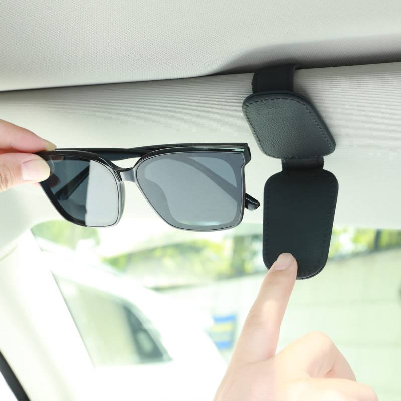 Cobee 2pcs Magnetischer Leder Sonnenbrillenhalter für Auto Sonnenblende, universeller Auto Magnetbrillen Brillen Aufhänger Clip montiert mit Ticket Karten Clip Auto Innenraum OrganizerZubehör,schwarz von Cobee